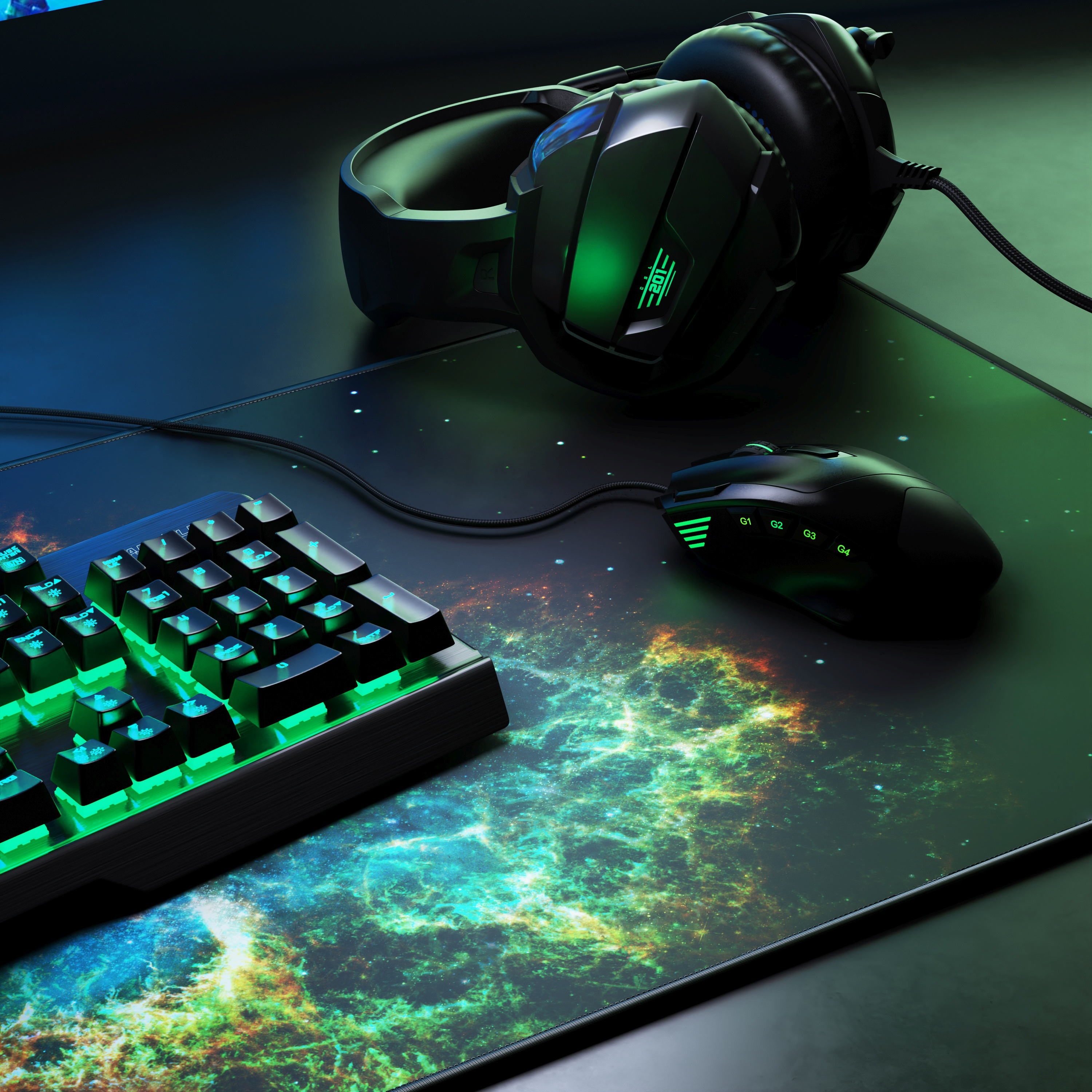 Gaming-Setup mit Kopfhörern, Tastatur und Maus auf einem kosmisch gemusterten Mauspad.