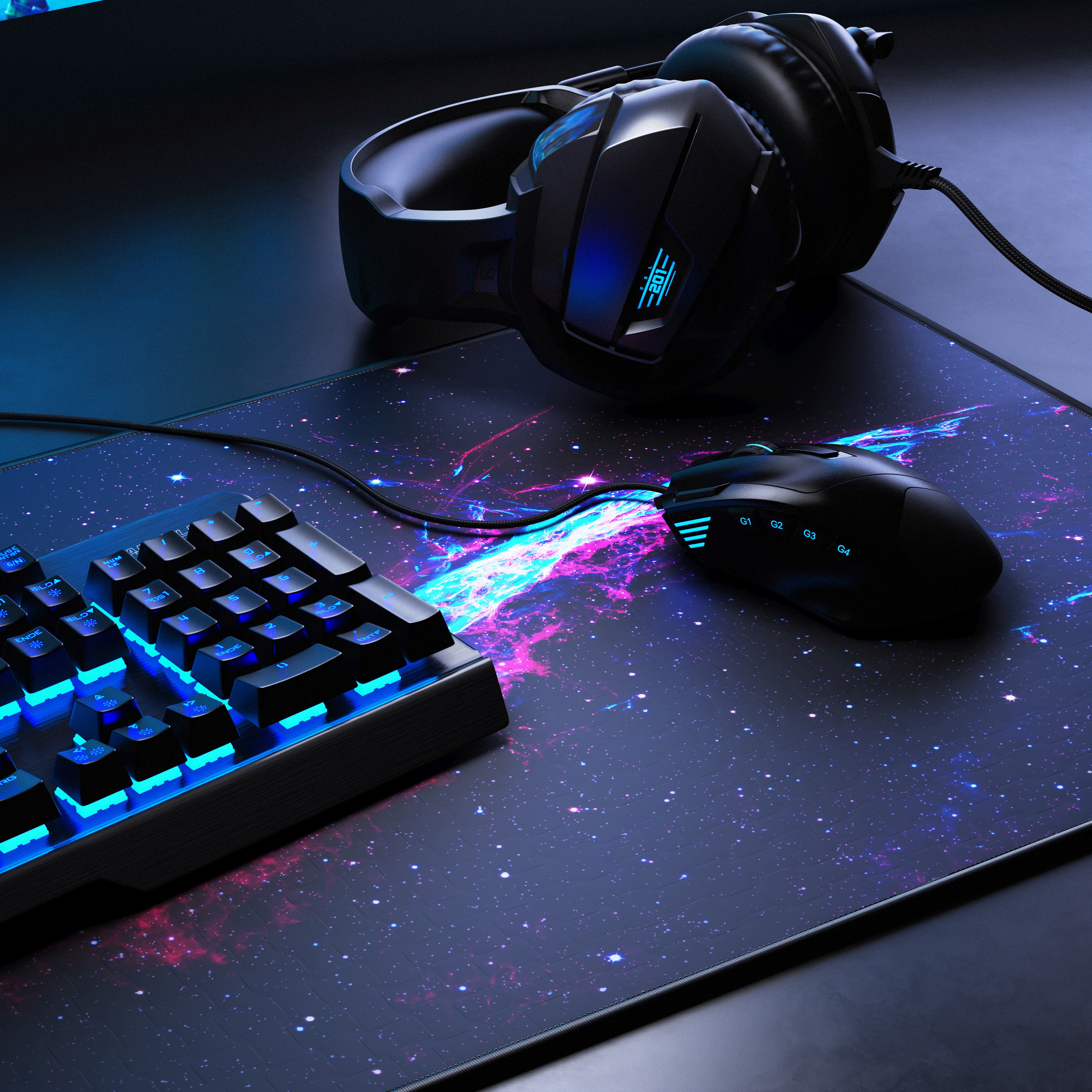 Gaming-Setup: Tastatur, Maus und Kopfhörer auf einem Mauspad im Galaxiestil. Blau beleuchtete Tastatur.