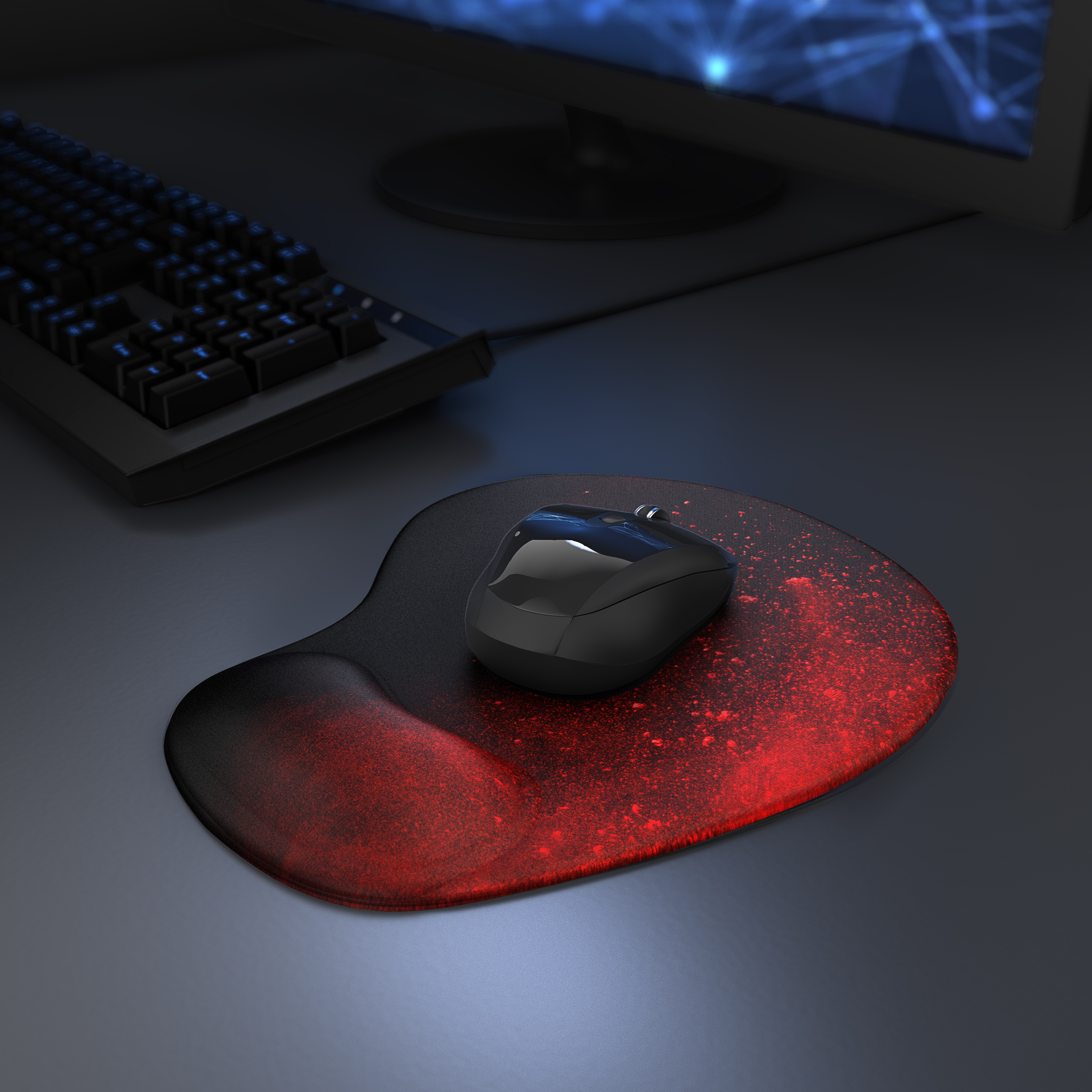 Schwarze Maus auf rot beleuchtetem, ergonomischem Mauspad, Tastatur und Monitor im Hintergrund.