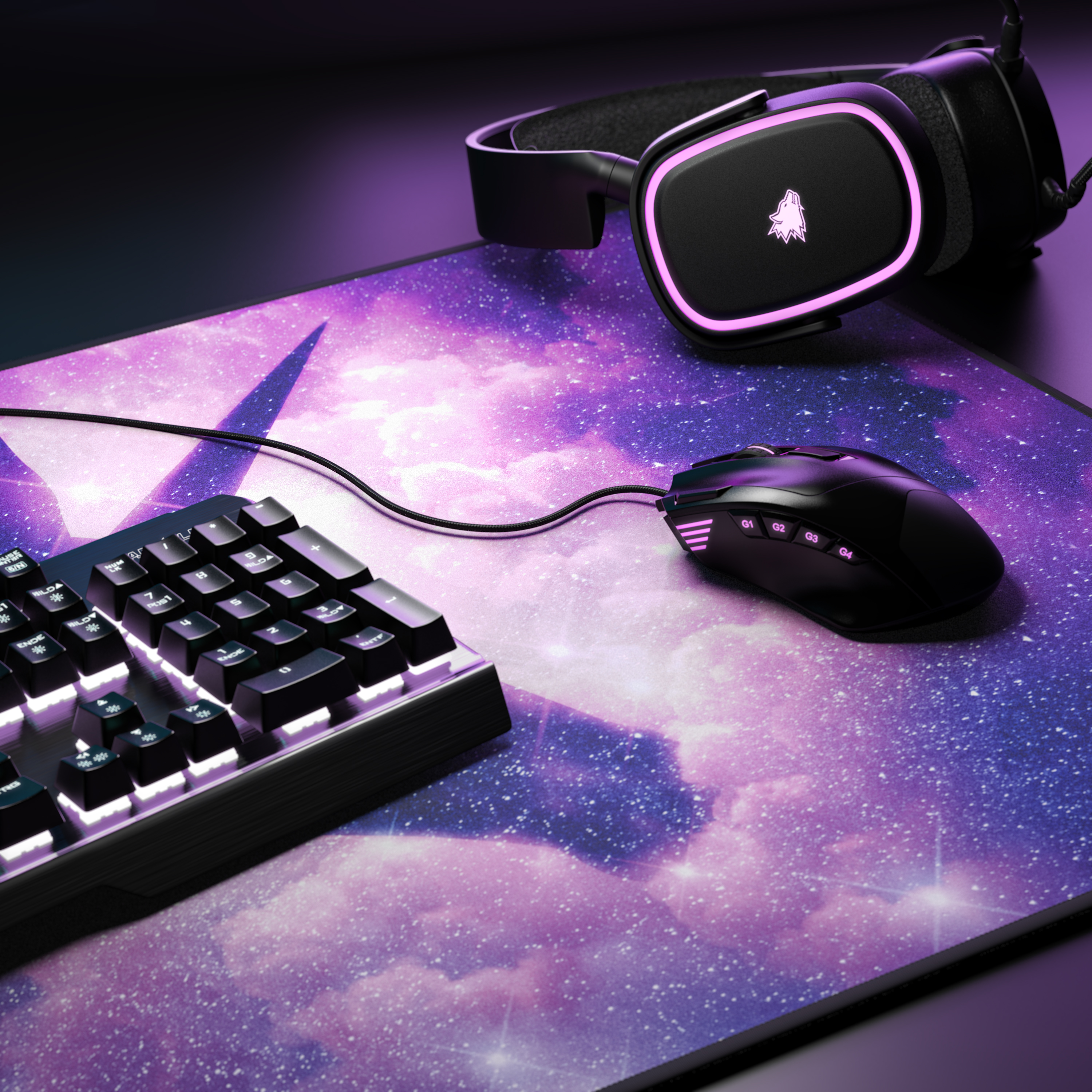 Gaming-Setup mit Tastatur, Maus und Headset auf einem Mousepad im kosmischen Design. Pinke Lichter sichtbar.