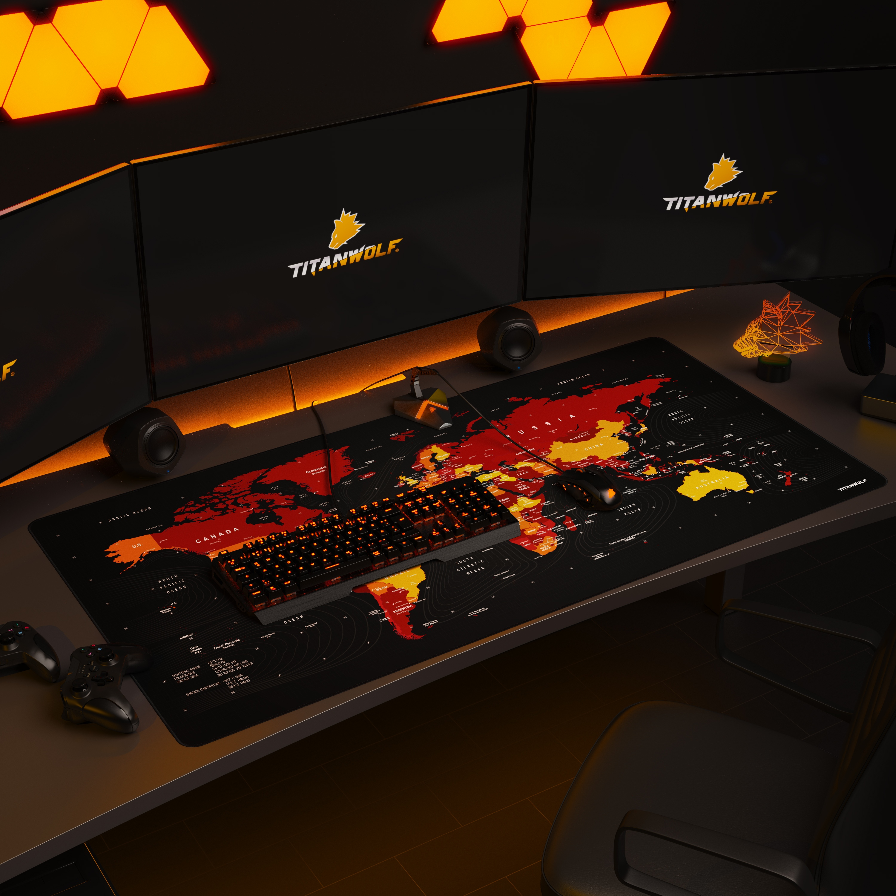 Ein Gaming-Setup mit einer Weltkarten-Mauspad und einer Tastatur. Drei Monitore befinden sich oben.