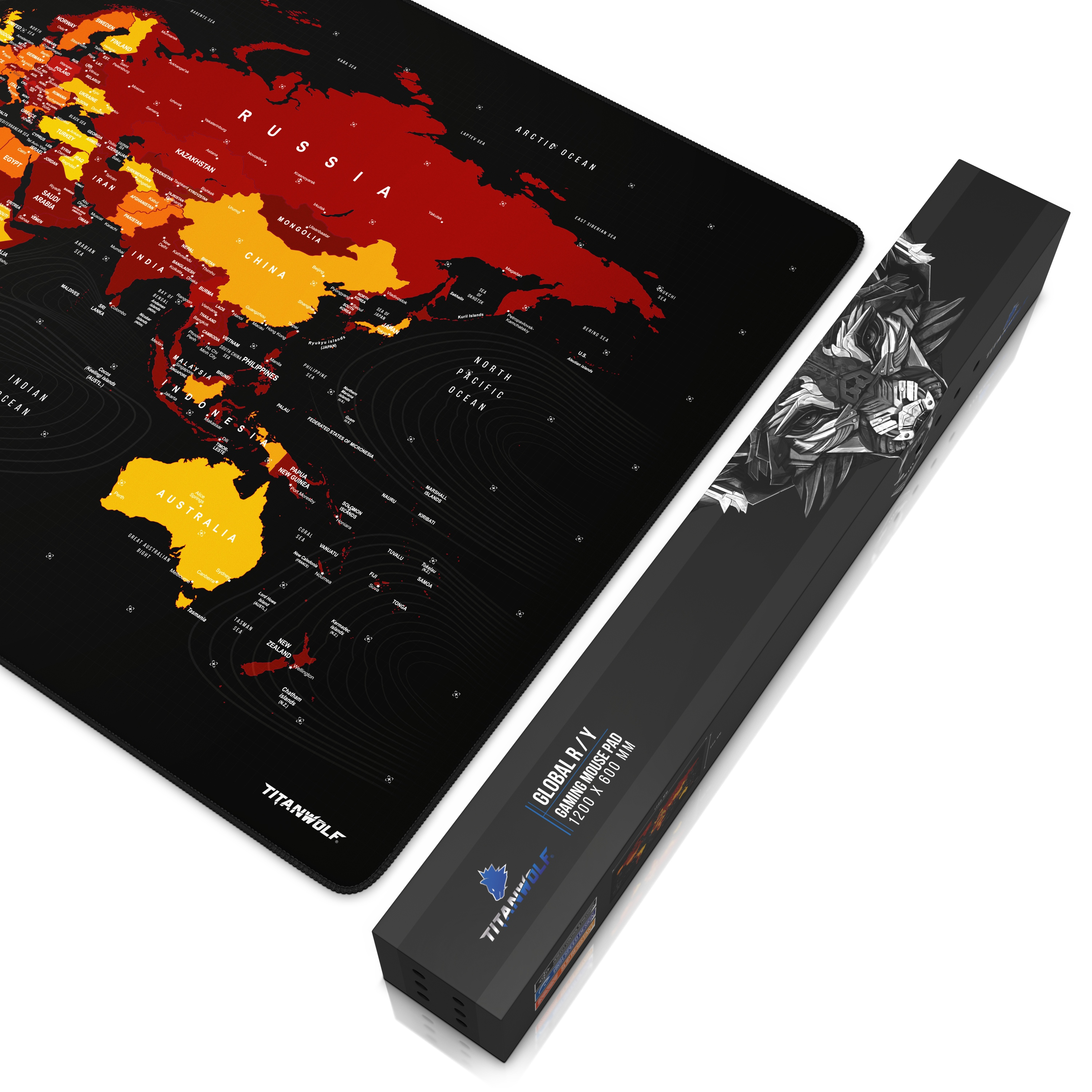 Schwarzes Mousepad mit Weltkarte und eine Schachtel mit Mauspad-Design. Weißer Hintergrund.