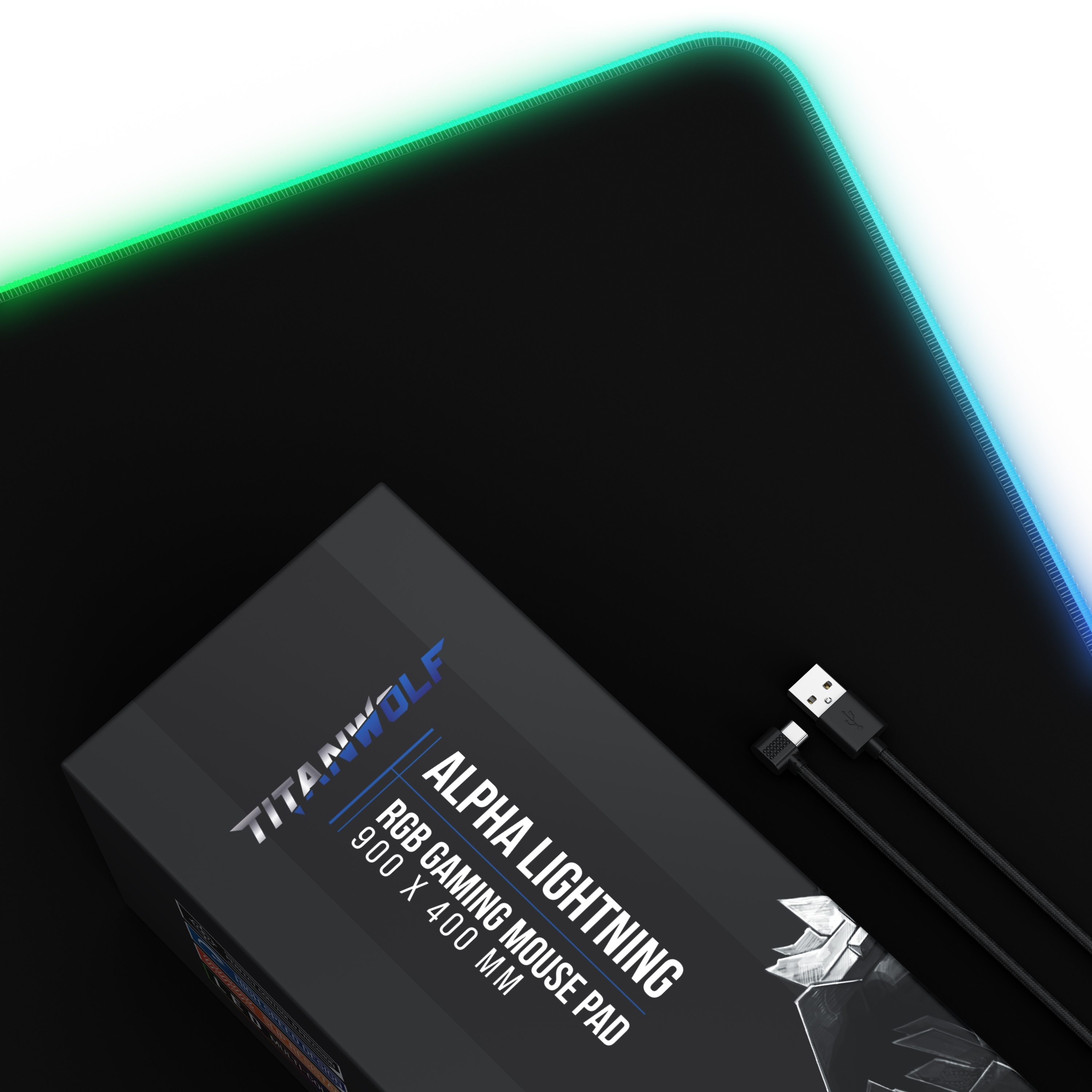 Ein schwarzes Gaming-Mauspad mit RGB-Beleuchtung. Das Pad liegt neben einer Box mit dem Titanwolf-Logo.