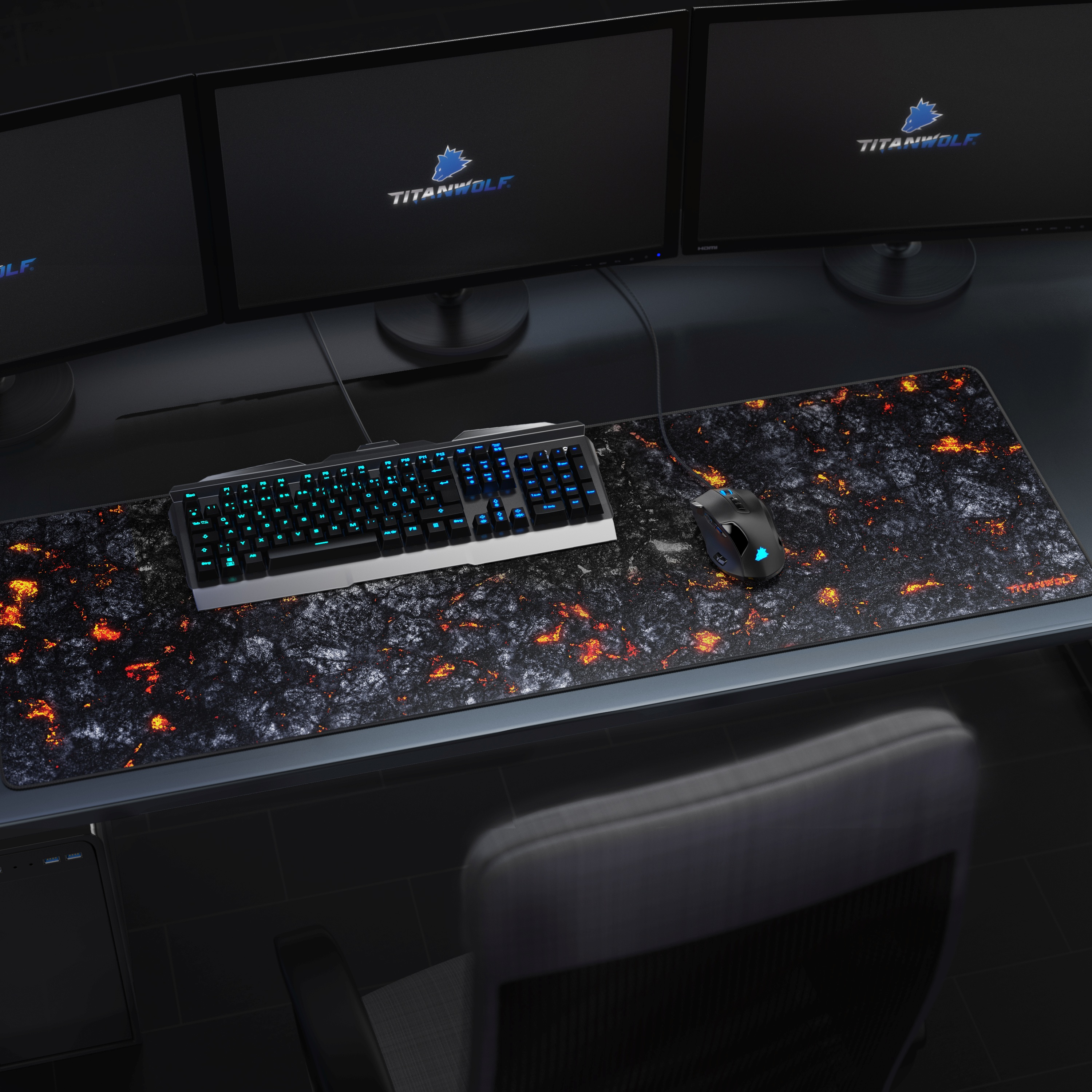 Gaming-Setup. Eine Maus und Tastatur auf einem Mauspad mit drei Monitoren im Hintergrund.