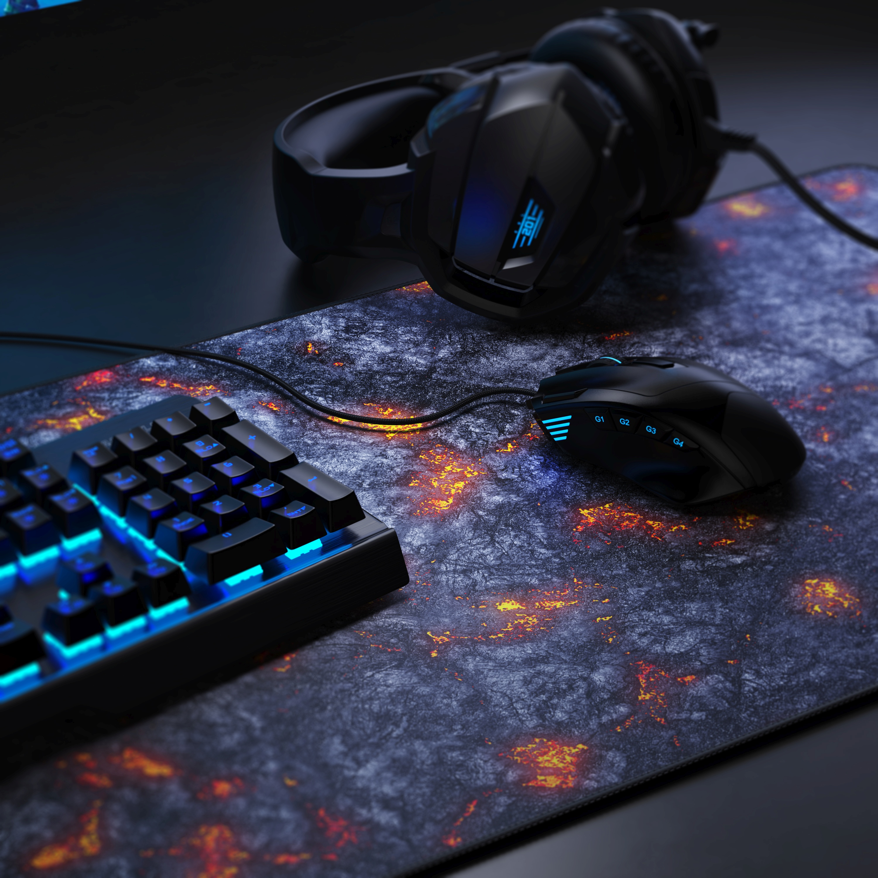 Gaming-Setup: Tastatur, Maus und Headset. Maus und Tastatur haben beleuchtete Tasten, auf einer Matte.