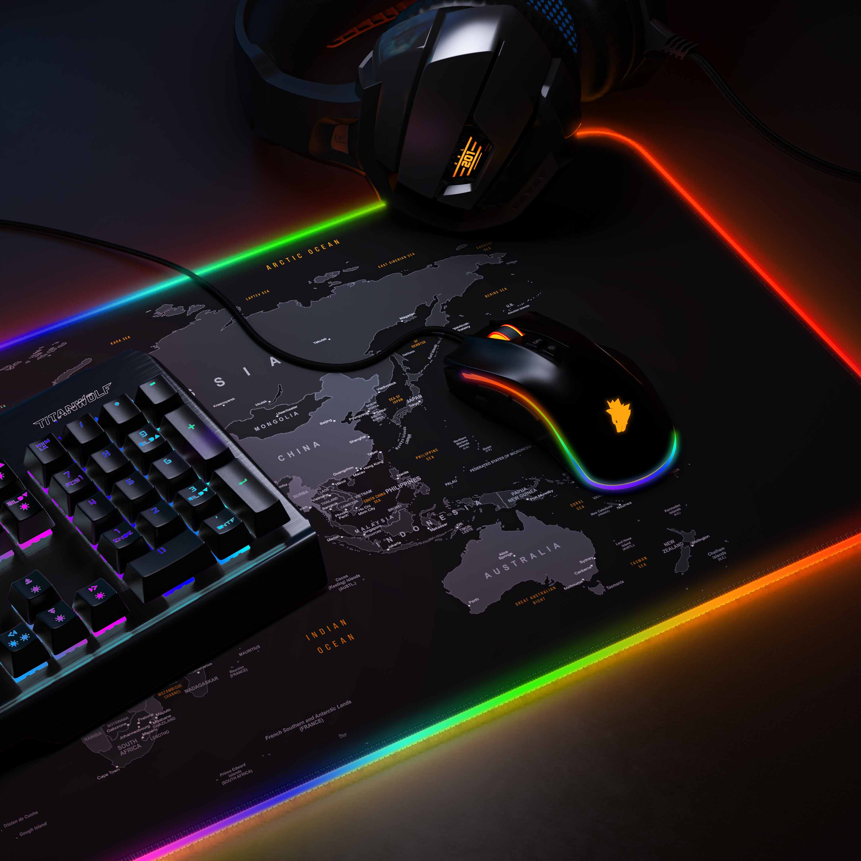 Gaming-Setup mit Tastatur, Maus und Kopfhörern. Mauspad mit Kartendesign und LED-Lichtern.