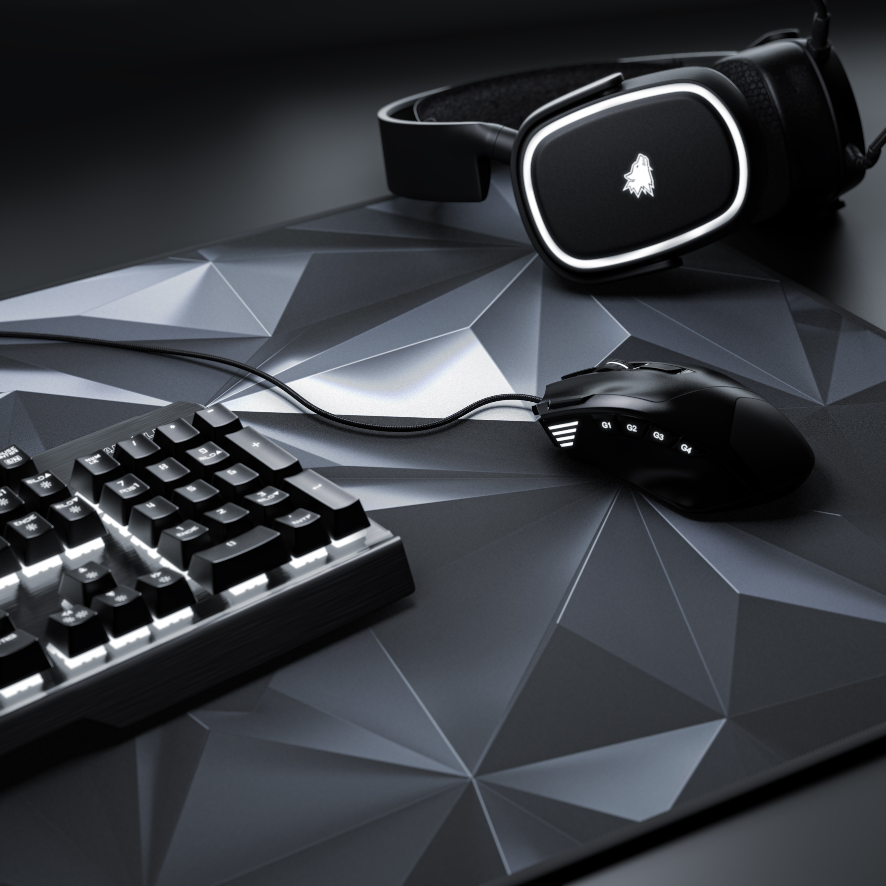 Schwarzes Gaming-Setup: Tastatur, Maus, Headset auf strukturierter Matte. Weiß beleuchtete Tastatur, schwarze Maus.