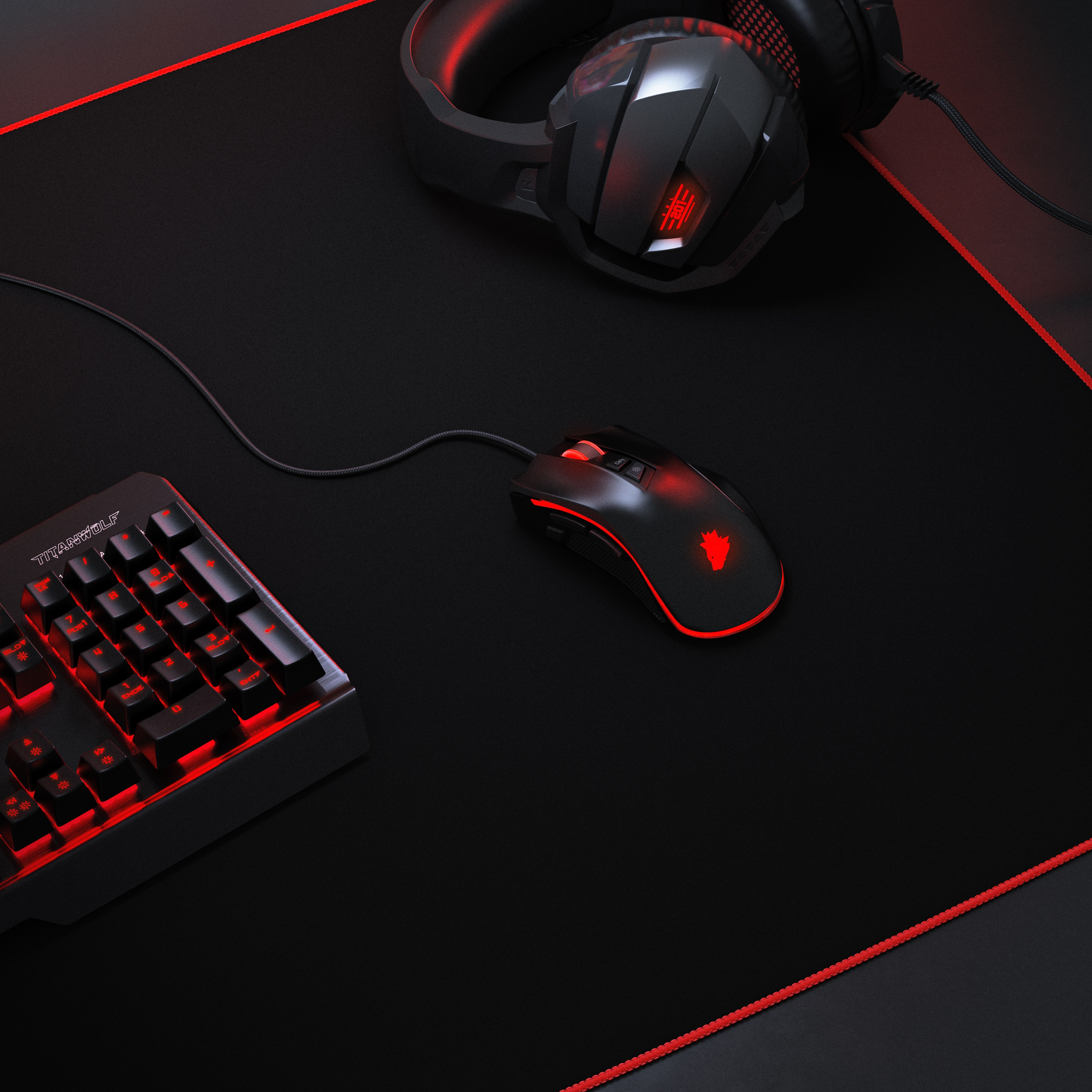 Schwarze Gaming-Maus und -Tastatur auf schwarzem Mauspad mit rotem Rand, Kopfhörer oben.