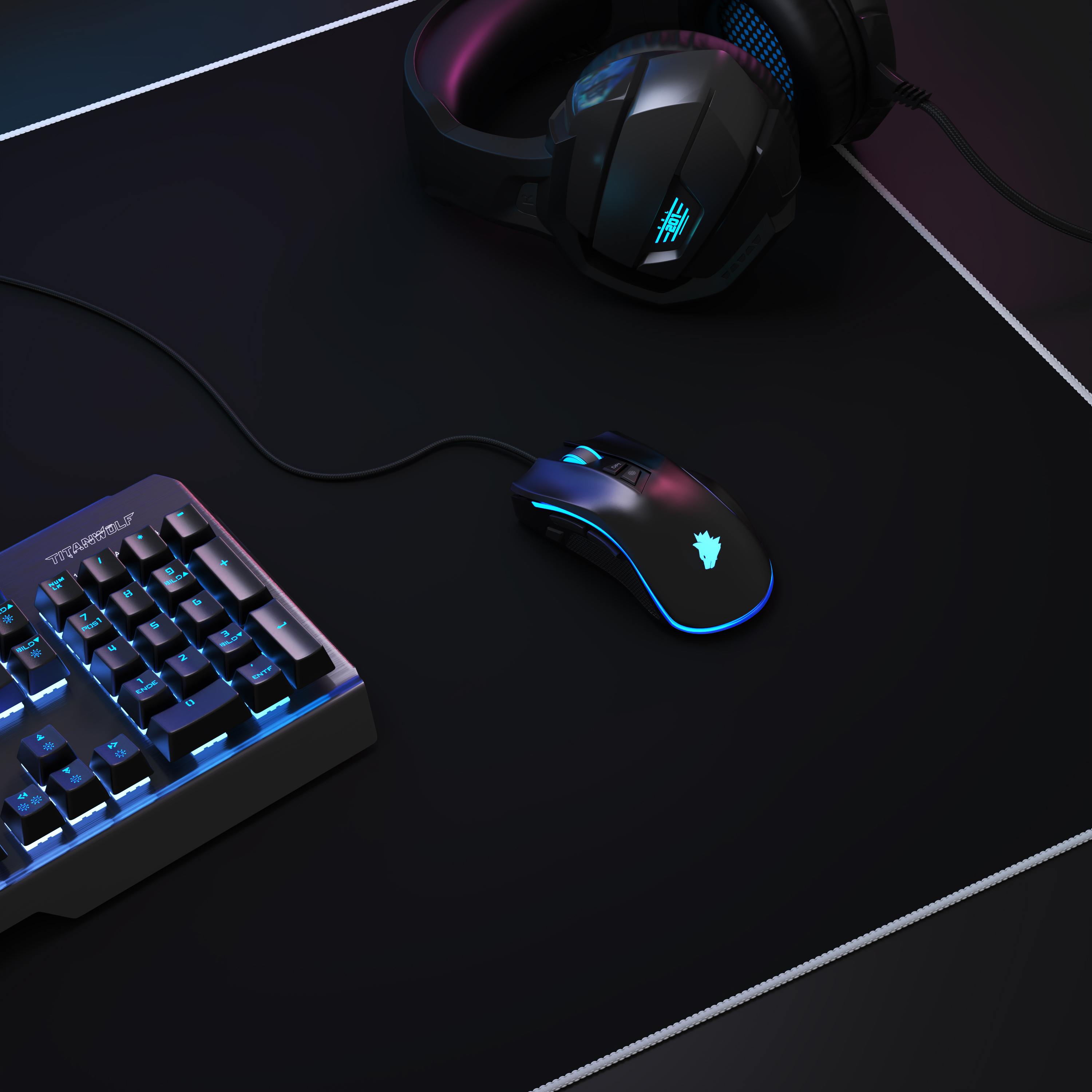 Gaming-Setup mit Tastatur, Maus, Headset auf einem schwarzen Mauspad. Tastatur ist blau und weiß beleuchtet.