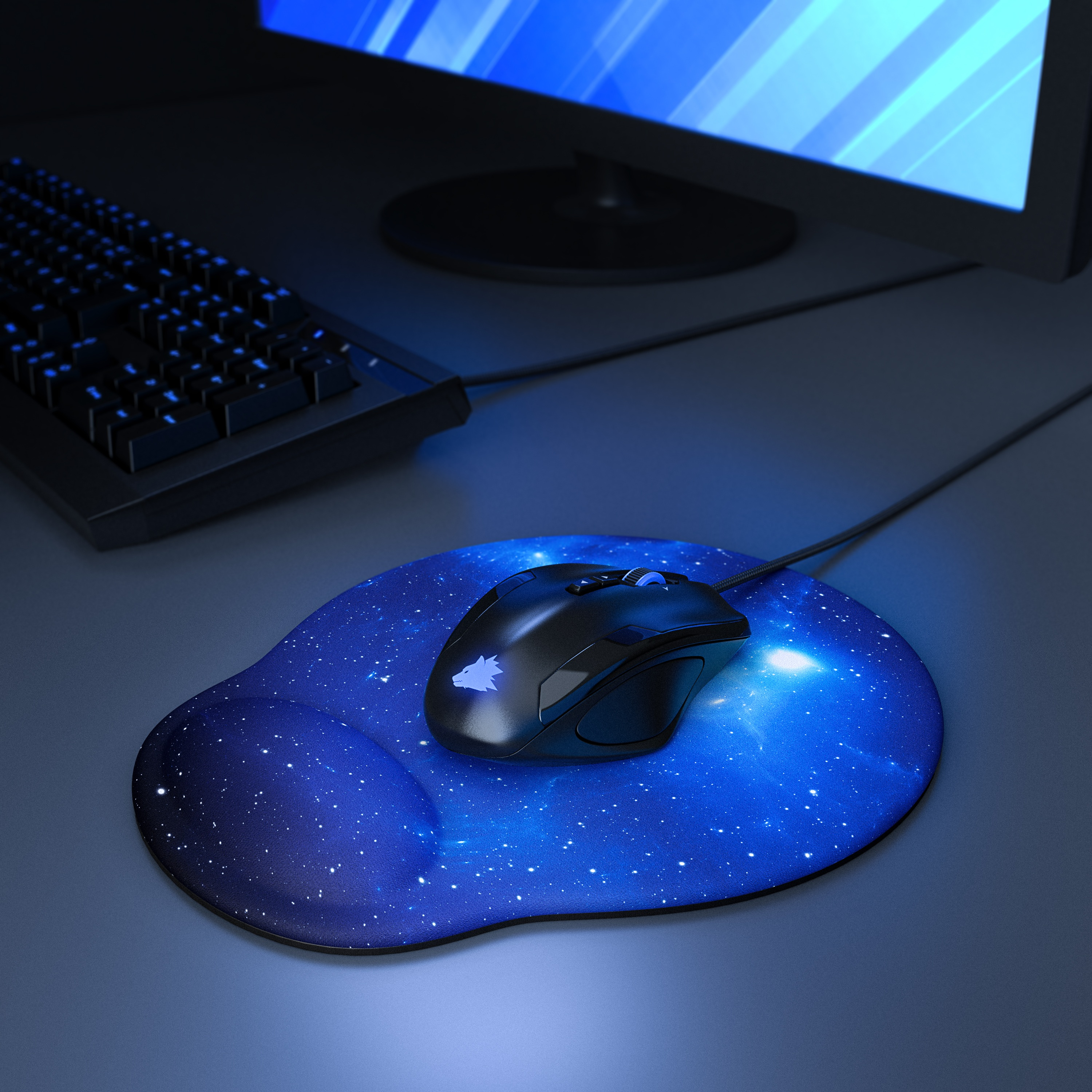 Maus auf einem blauen Galaxy-Mauspad, schwarze Tastatur und Monitor.