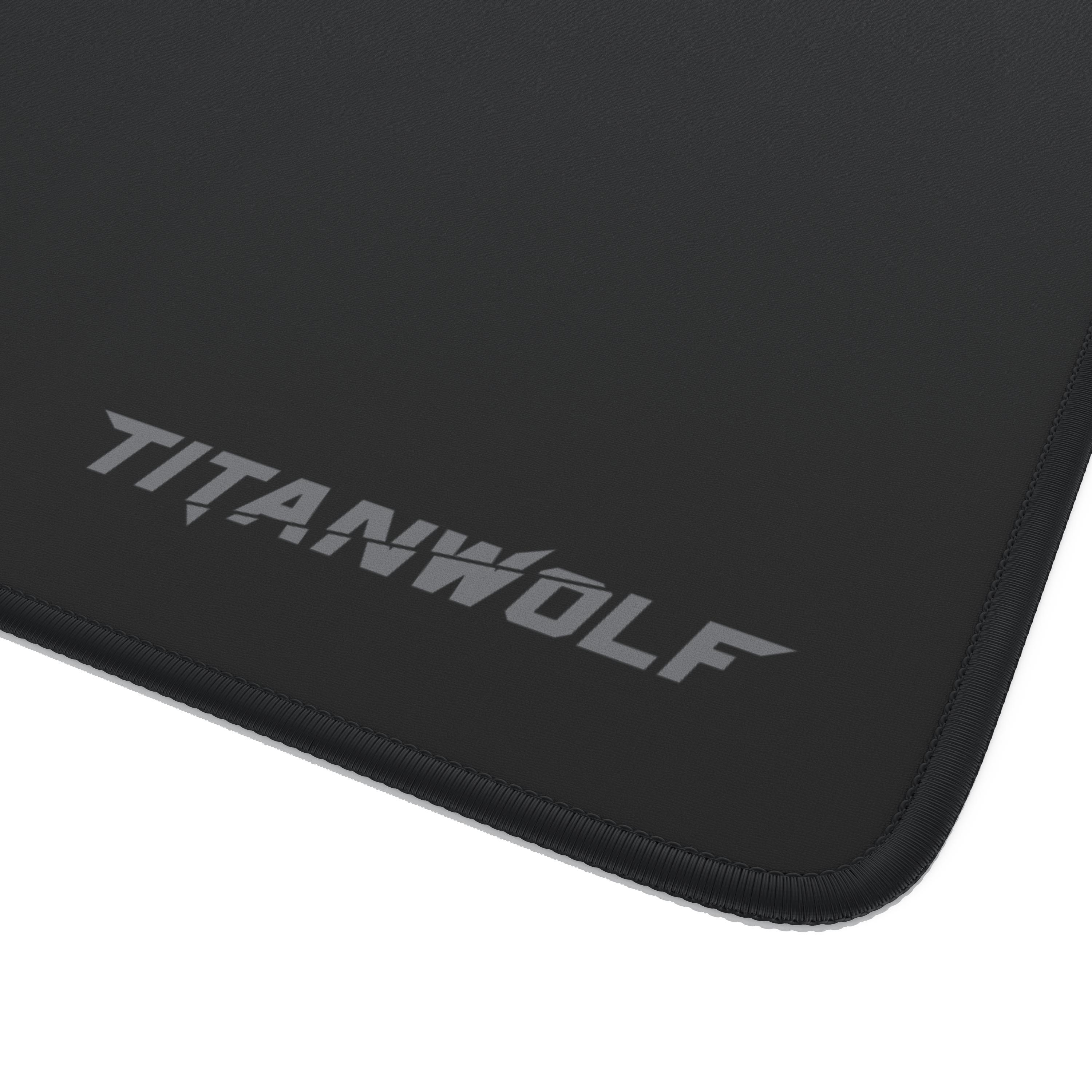 Nahaufnahme eines schwarzen Mauspads. Der Text 'TITANWOLF' ist weiß dargestellt.