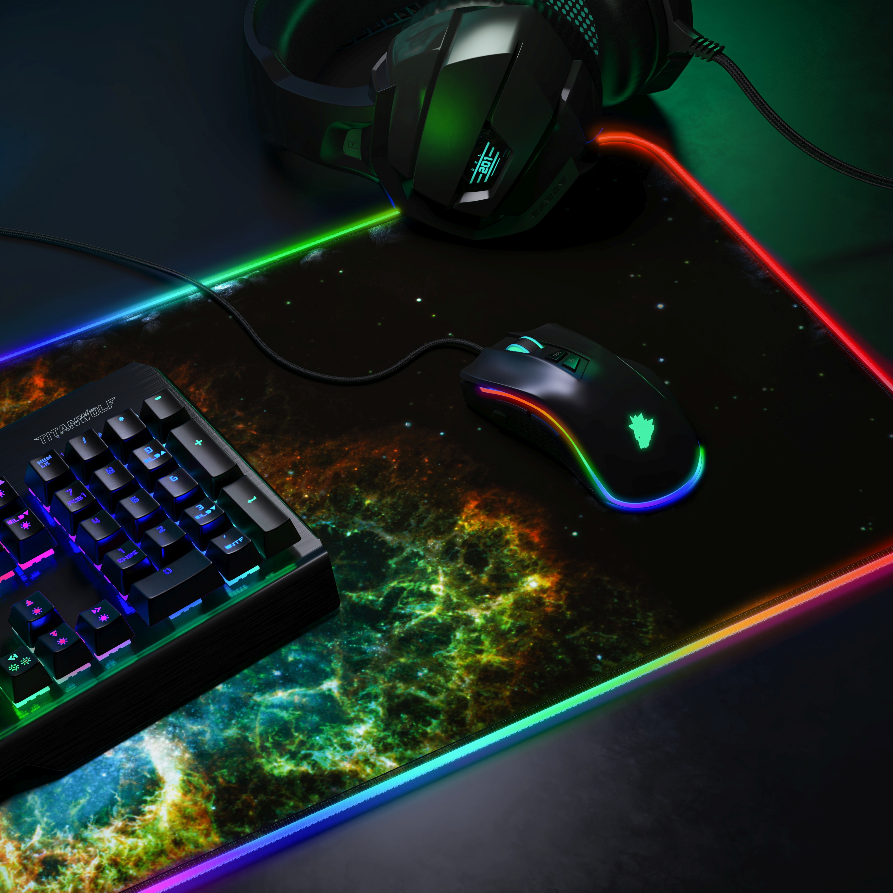 Gaming-Setup mit Tastatur, Maus und Kopfhörern auf einem farbenfrohen Mauspad. Dunkler Hintergrund.