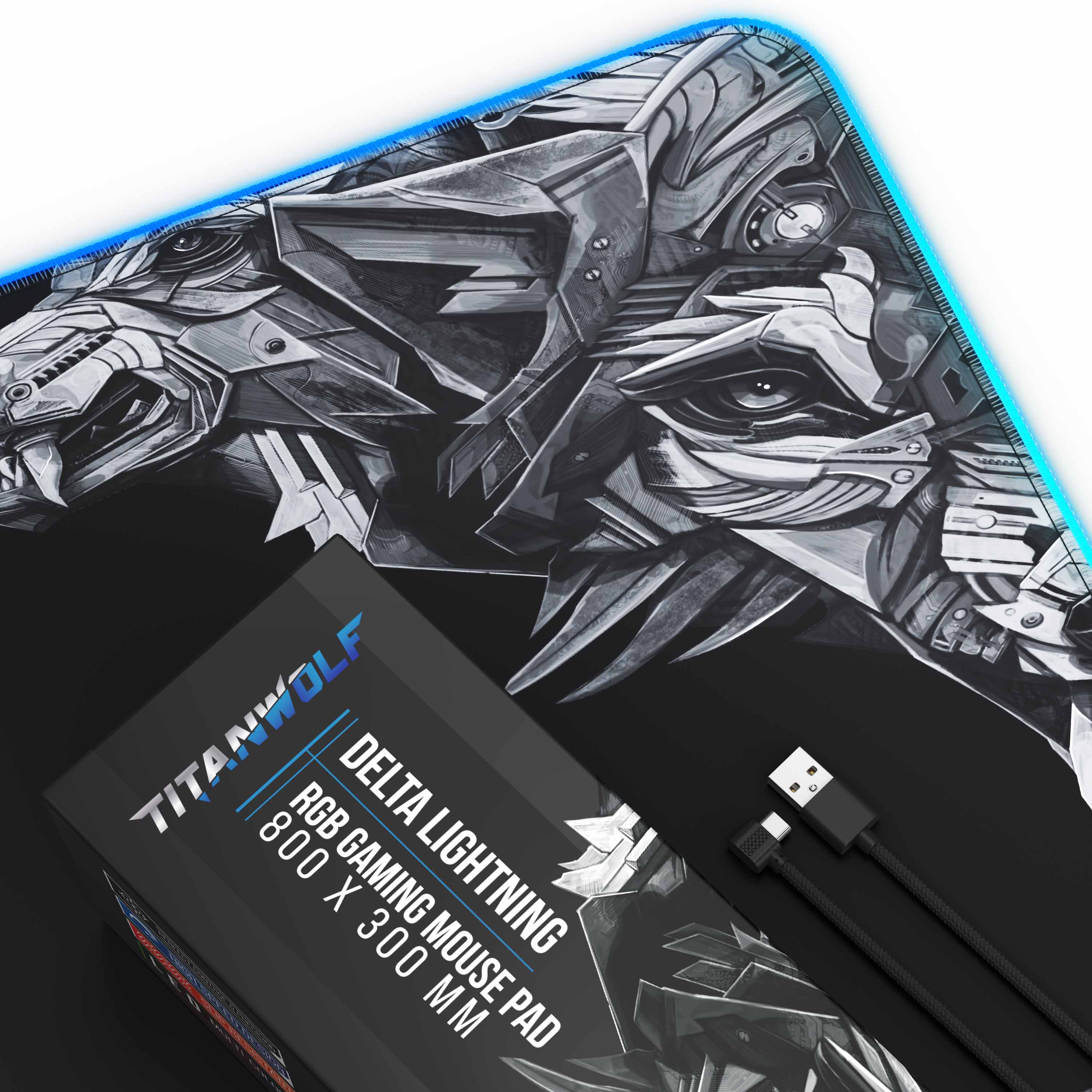 Gaming-Mauspad mit wolfsähnlichem Design, einer Box mit Text und einem Kabel. Schwarz, Grau und Blau dominieren.