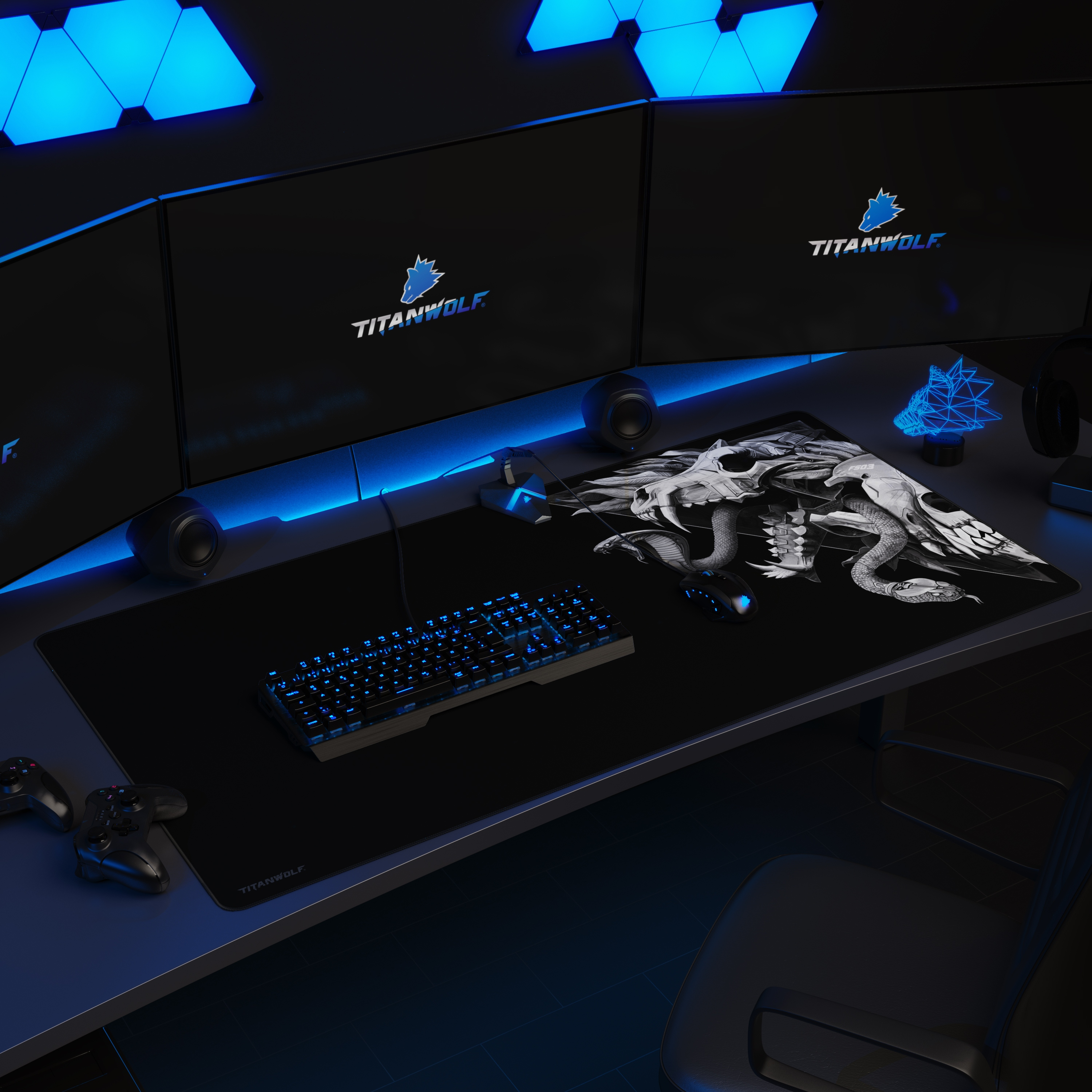 Ein Gaming-Setup mit Tastatur, Maus und Monitoren. Das Mauspad hat ein Schädeldesign.