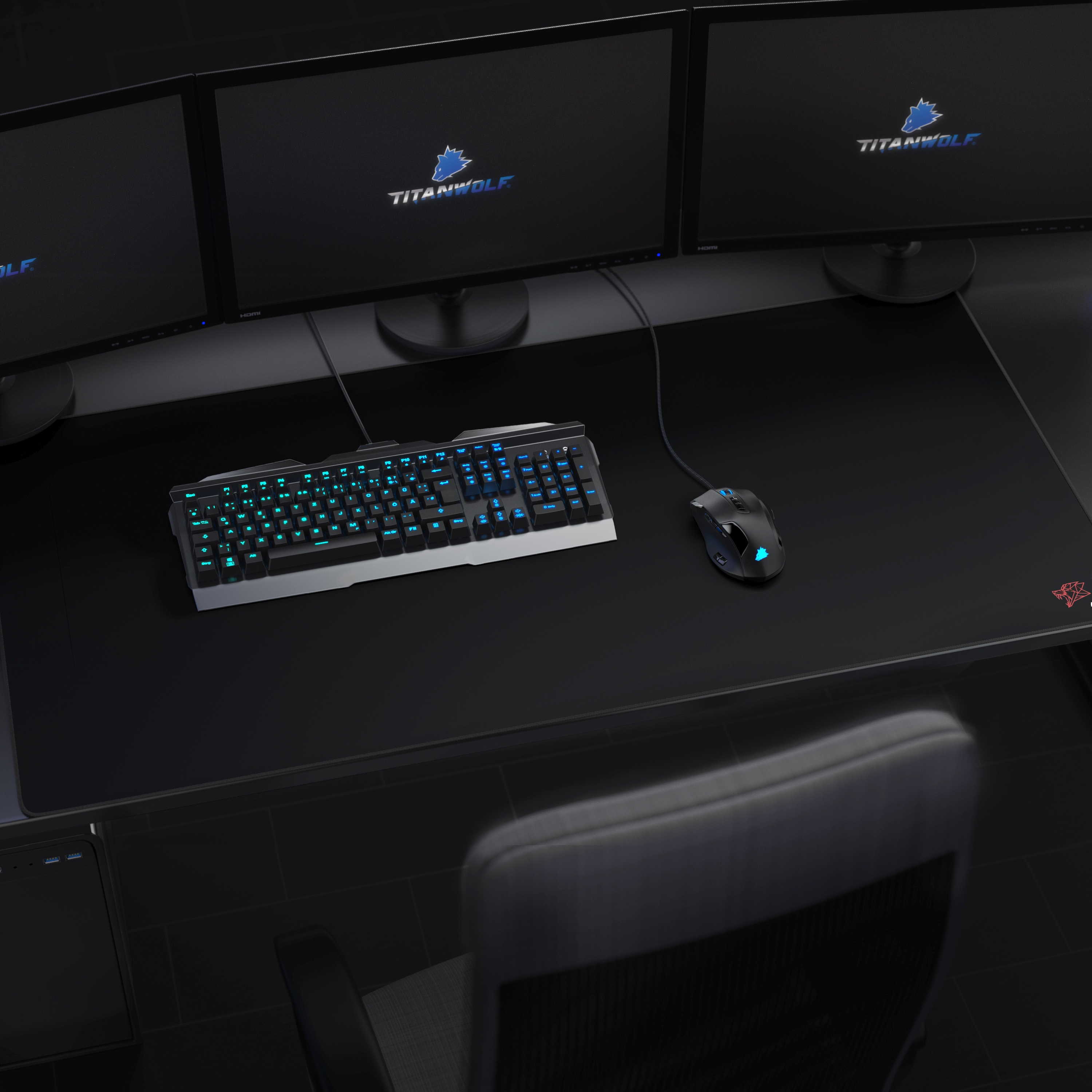Gaming-Setup mit drei Monitoren, Tastatur, Maus auf schwarzem Mauspad.
