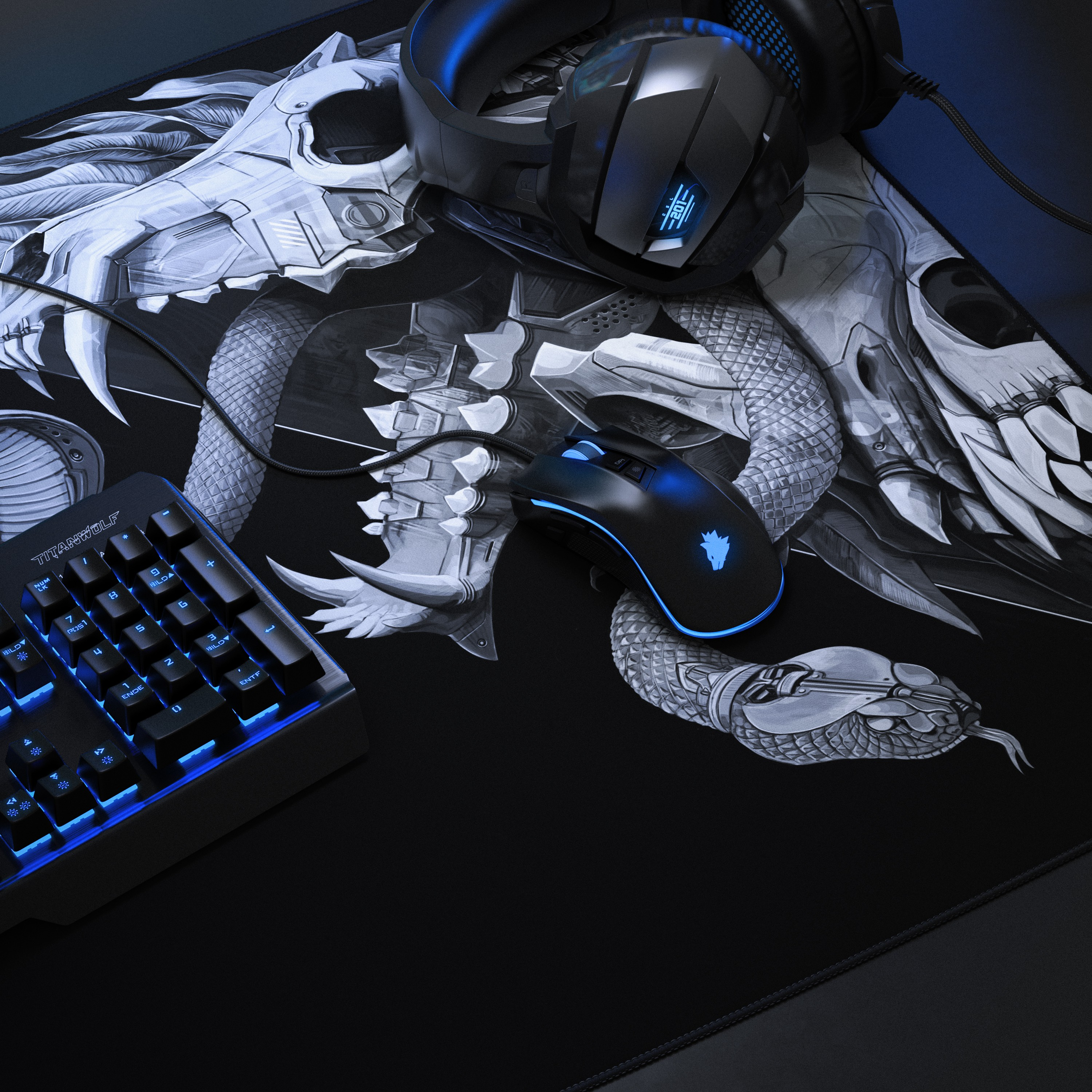 Schwarzes Mauspad mit Schlangenschädel-Design, Tastatur, Maus und Headset. Alles mit blauer Beleuchtung.