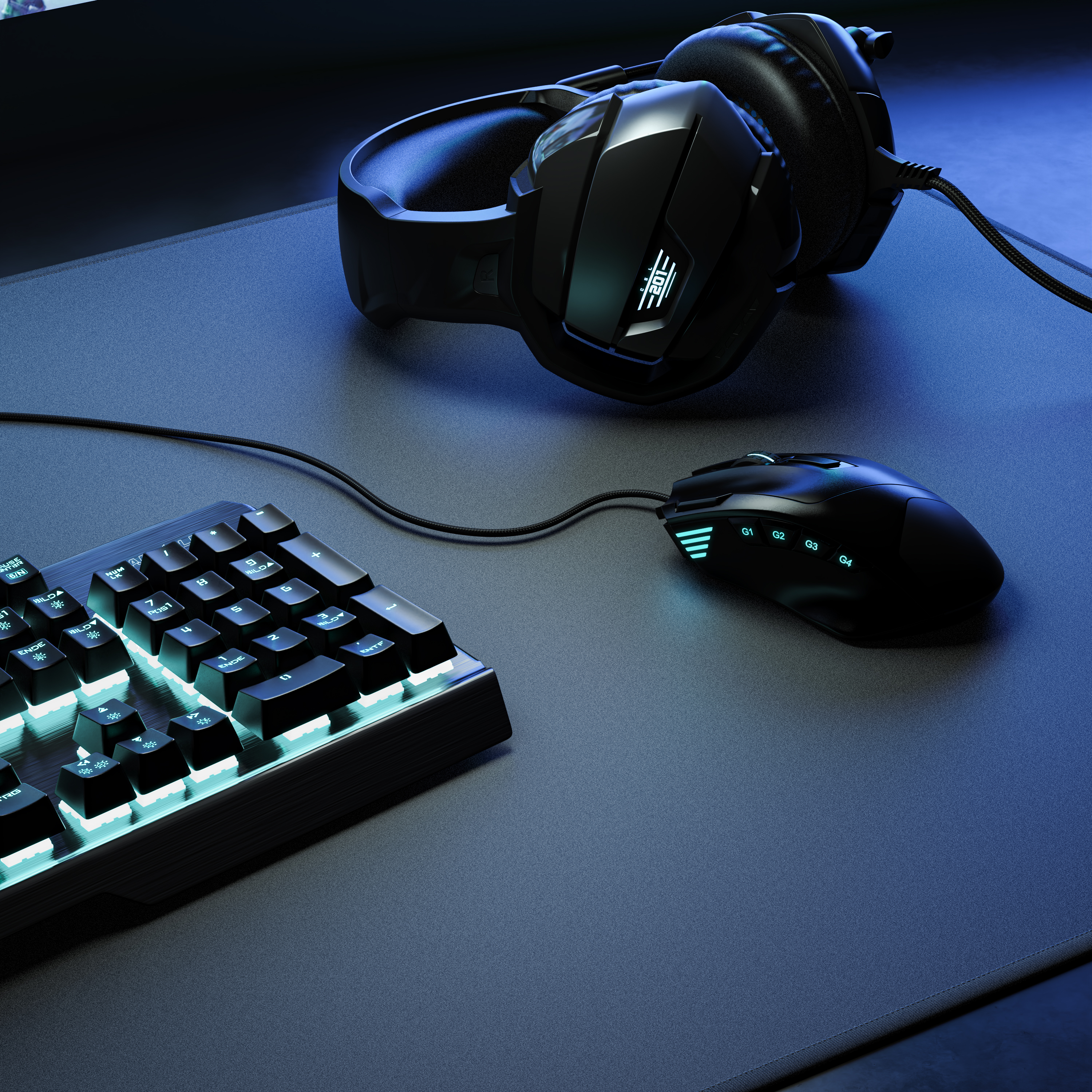 Gaming-Setup mit Tastatur, Maus und Headset auf blauem Mousepad.