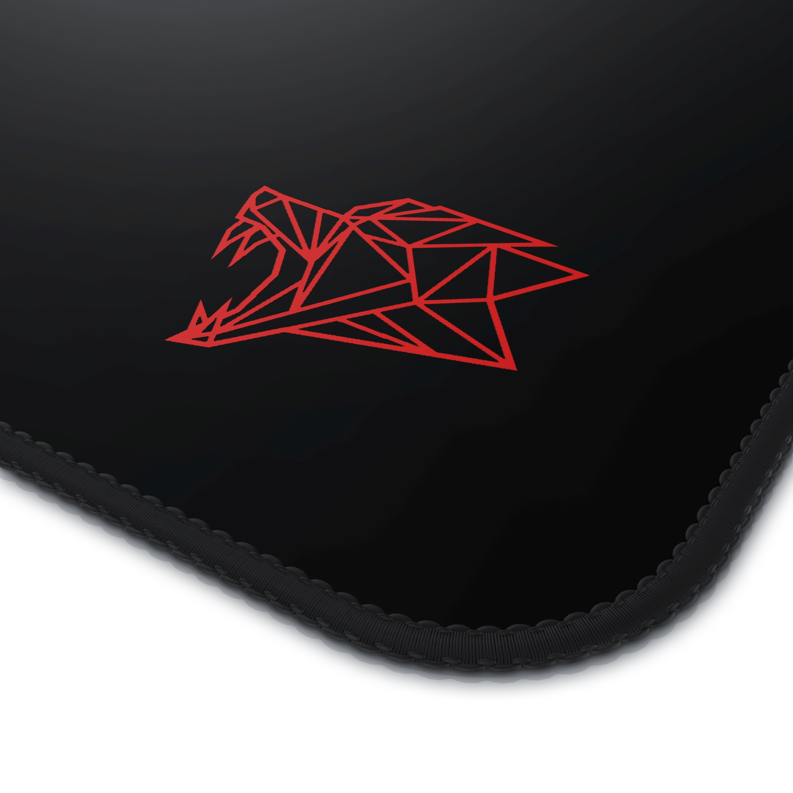 Schwarzes Mauspad mit rotem geometrischen Pantherkopf-Design. Die Kanten sind genäht. Weißer Hintergrund.