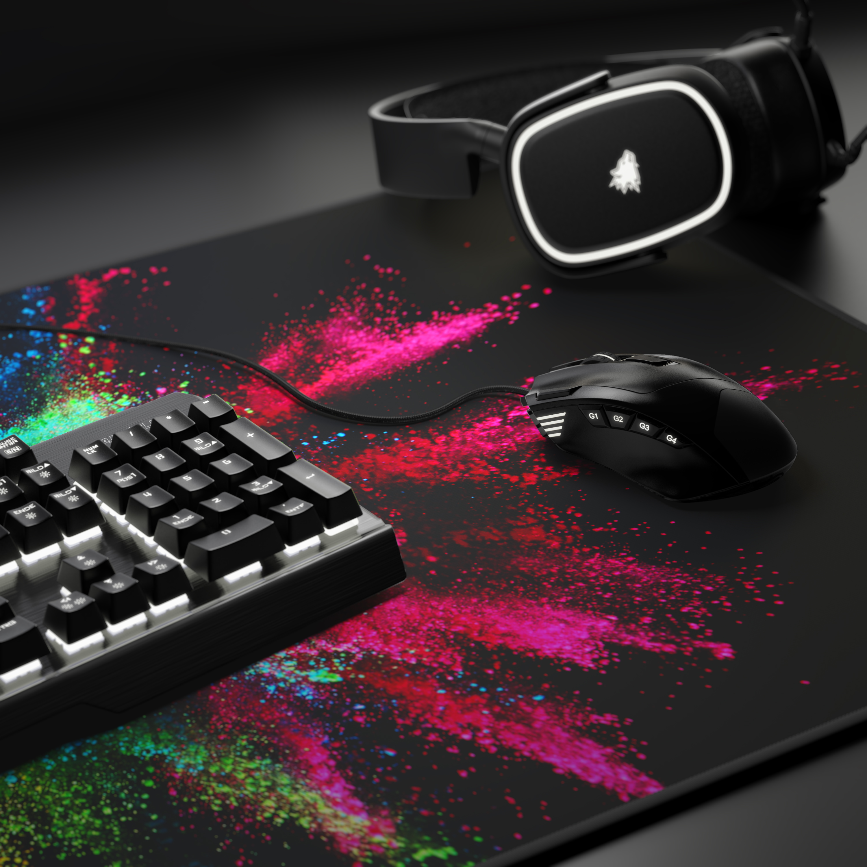 Ein Gaming-Setup mit Tastatur, Maus und Mauspad mit bunten Farbspritzern.