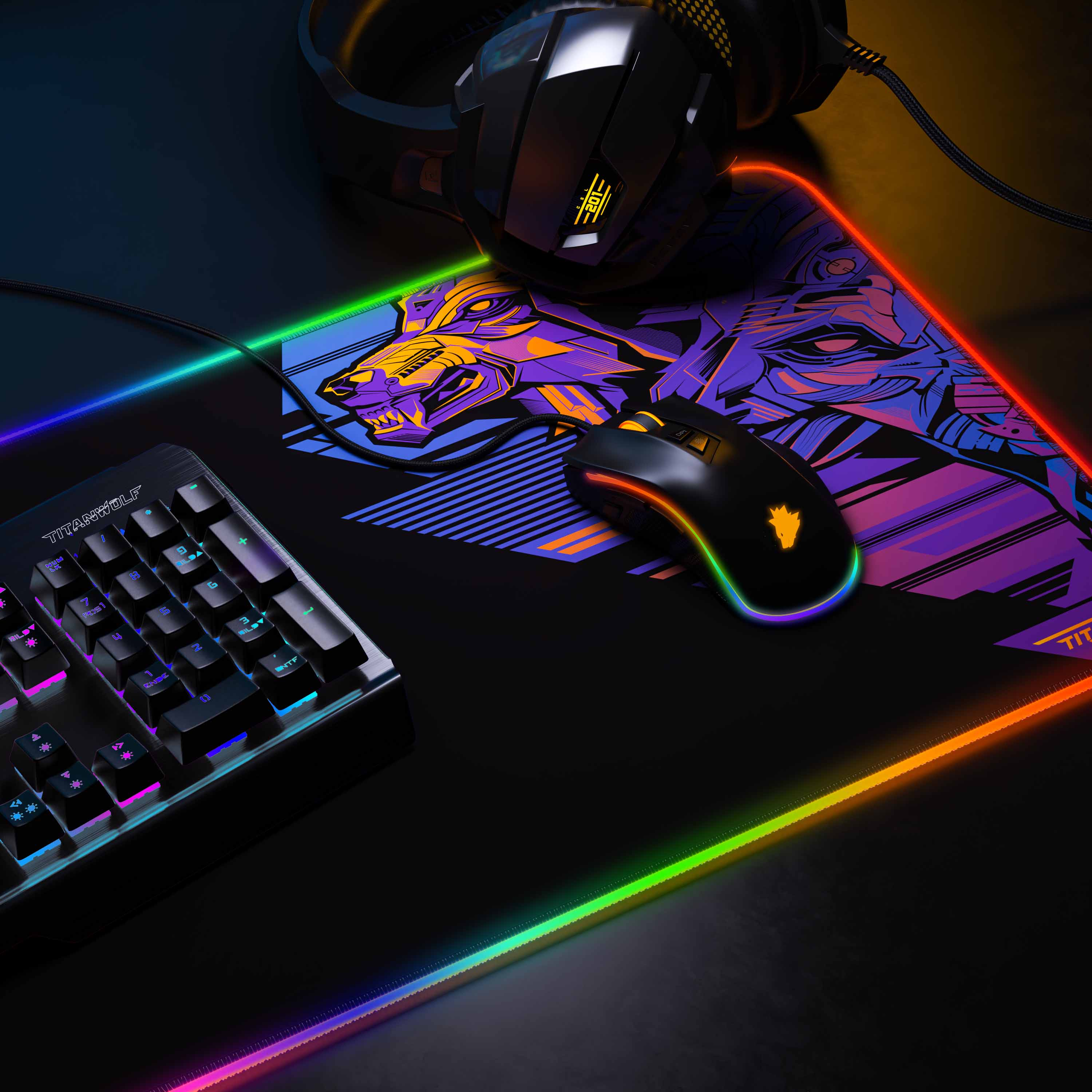 Gaming-Setup: Tastatur, Maus, Headset und Mauspad mit Wolf-Design und RGB-Beleuchtung.