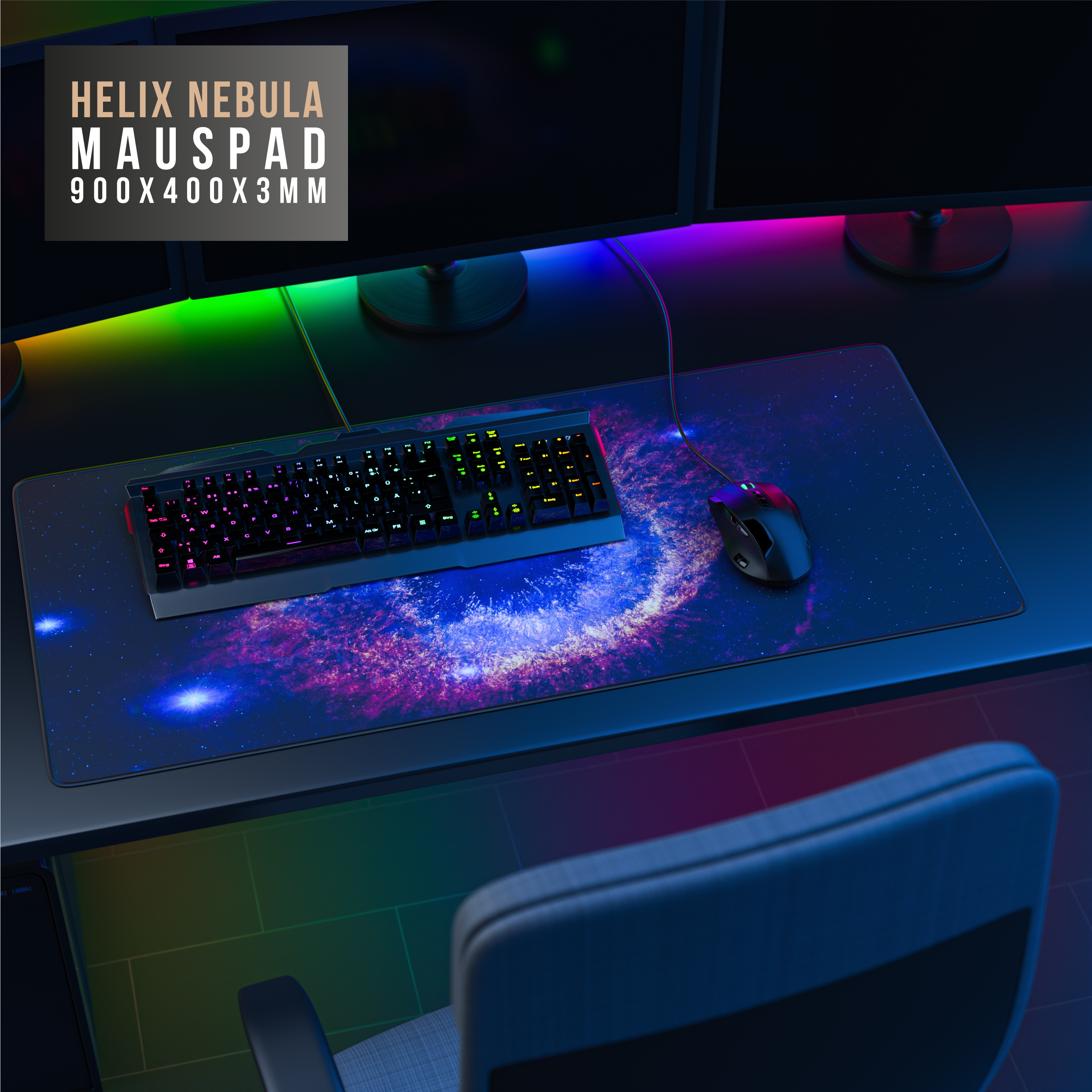 Gaming-Setup mit Mauspad mit Nebel-Design. Tastatur, Maus und Monitore.