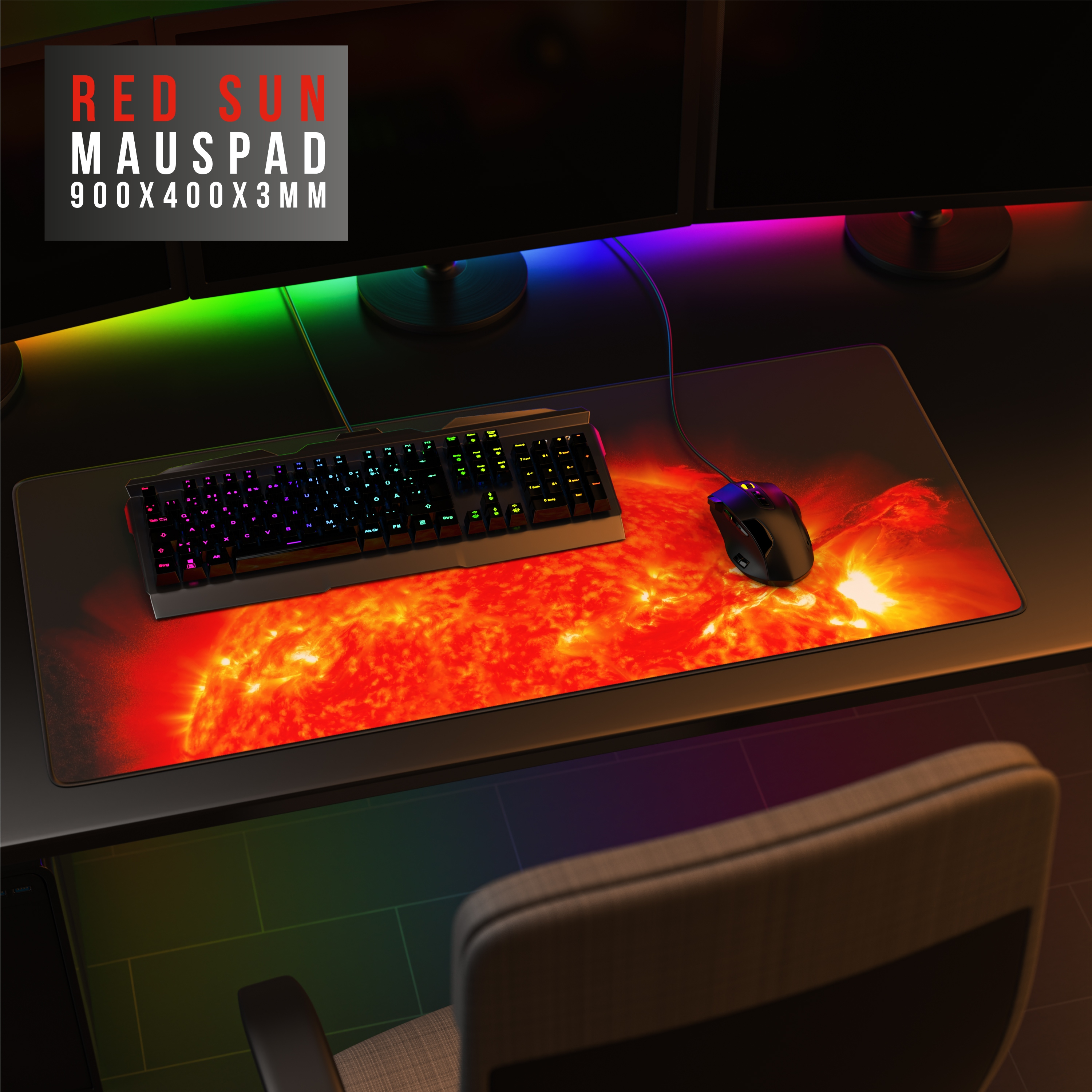 Gaming-Schreibtisch mit roter Sonnen-Mausunterlage, Tastatur und Maus. Computermonitore im Hintergrund.