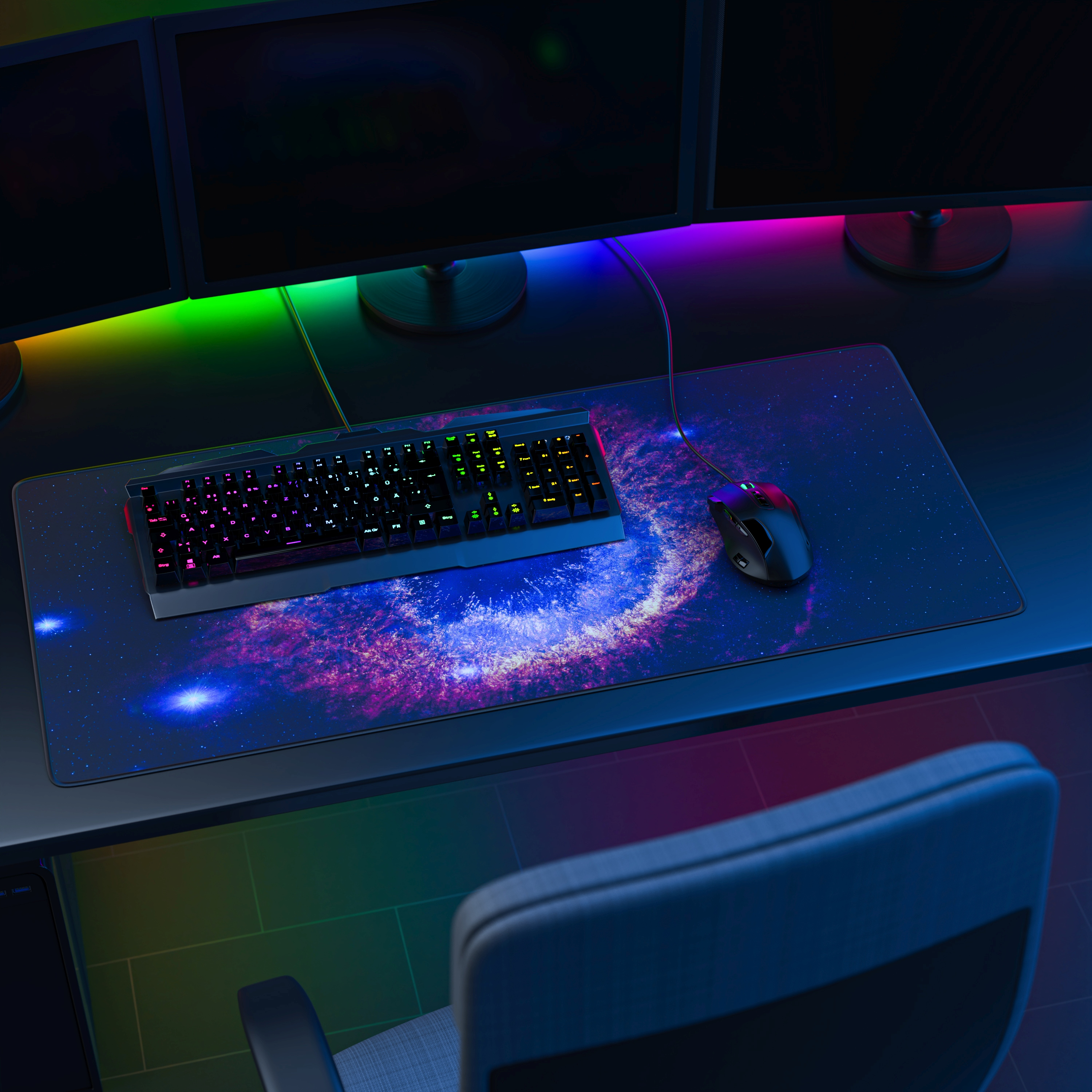 Gaming-Setup mit Tastatur, Maus und einer Schreibtischunterlage mit Galaxie-Design.
