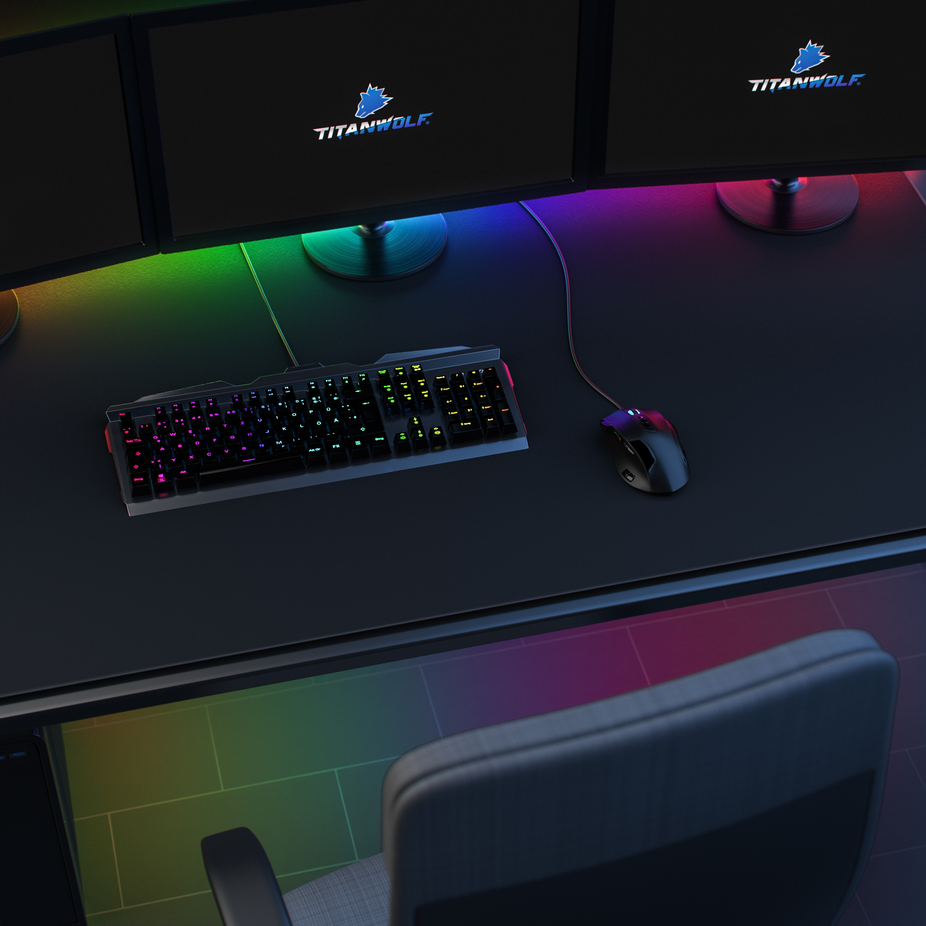 Gaming-Setup mit drei Monitoren, einer Tastatur und einer Maus auf einem schwarzen Schreibtisch mit bunten Lichtern.