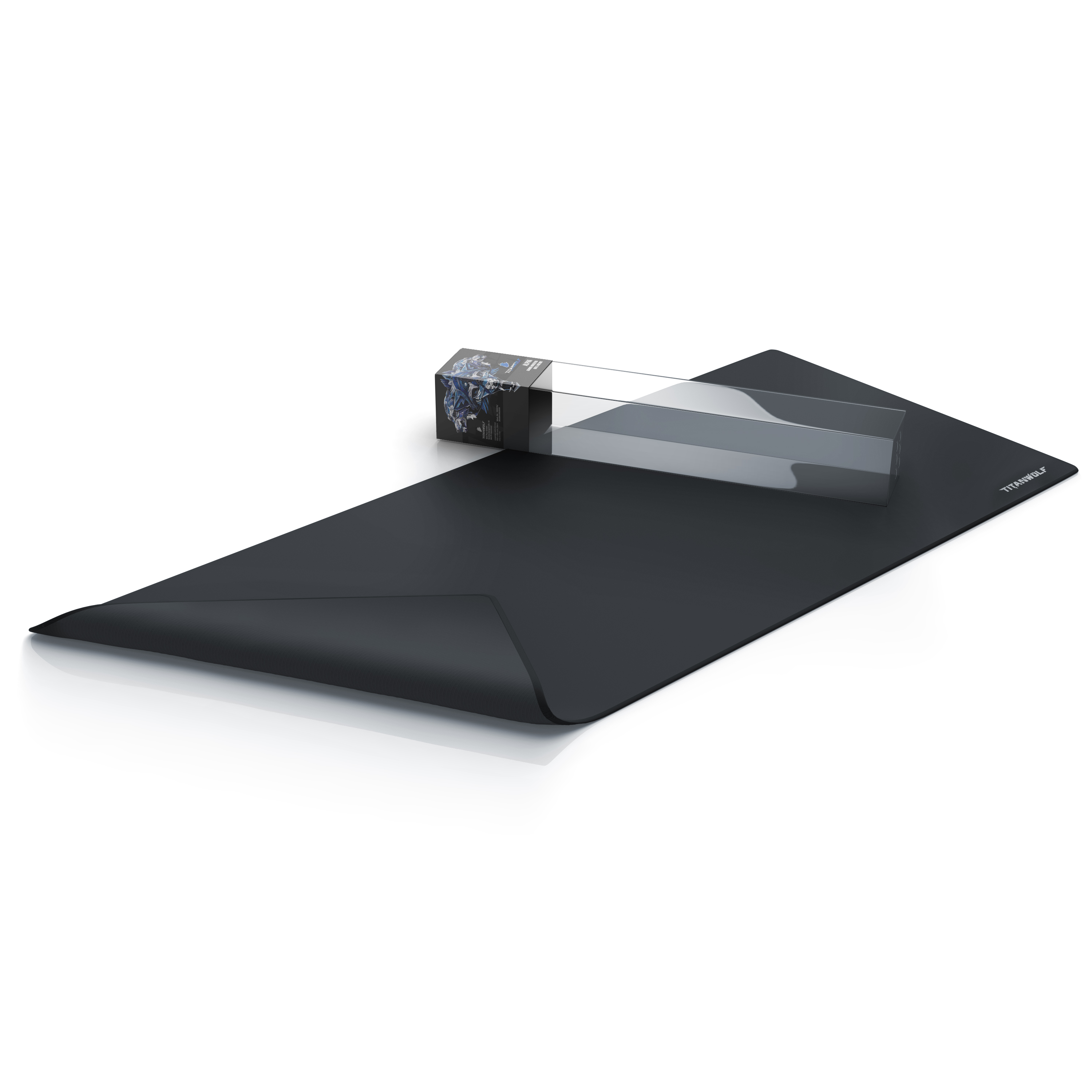 Schwarzes Mauspad mit transparenter Box. Die Box enthält ein Produkt. Schwarz-weißer Hintergrund.