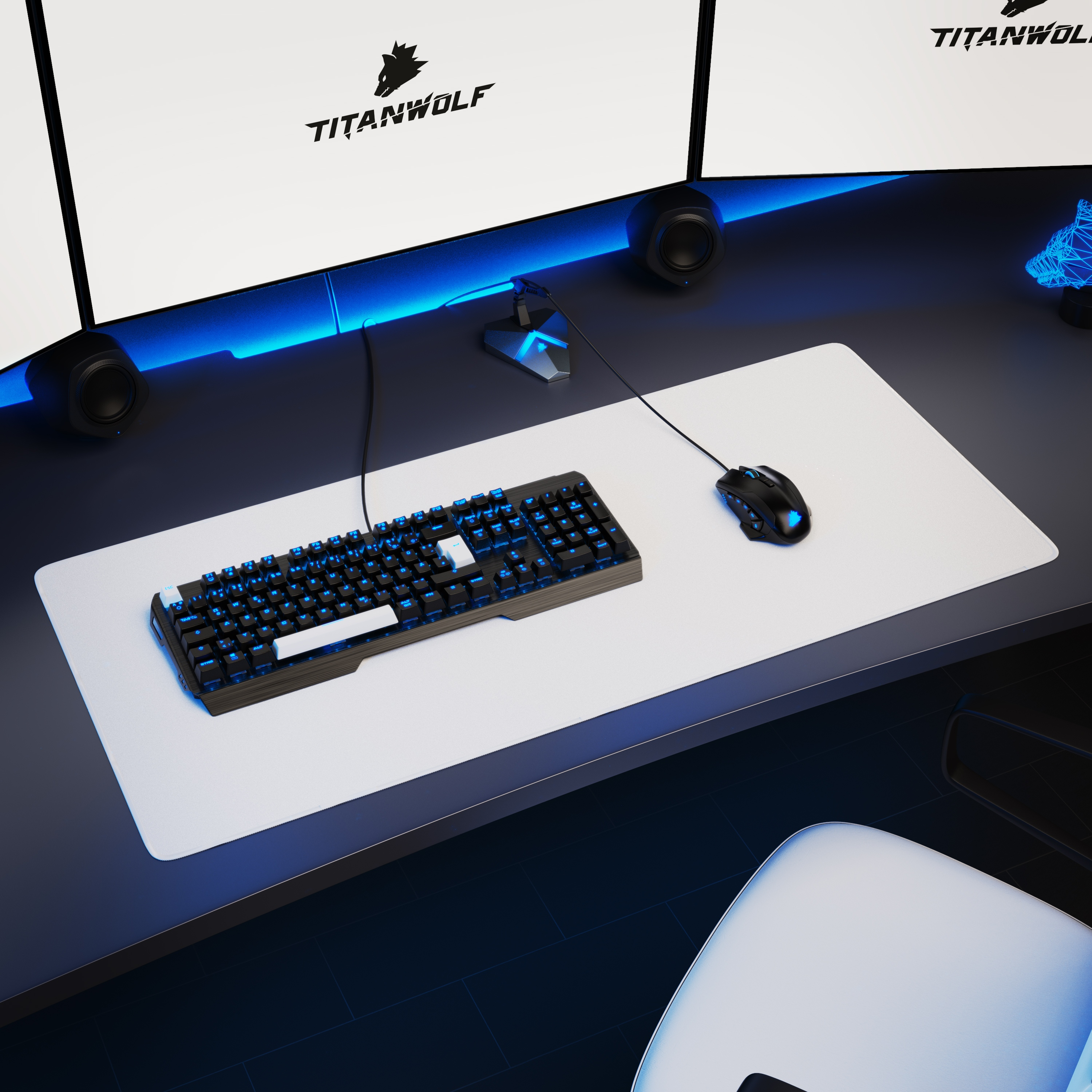 Gaming-Setup mit weißem Mauspad, Tastatur, Maus und drei Monitoren.