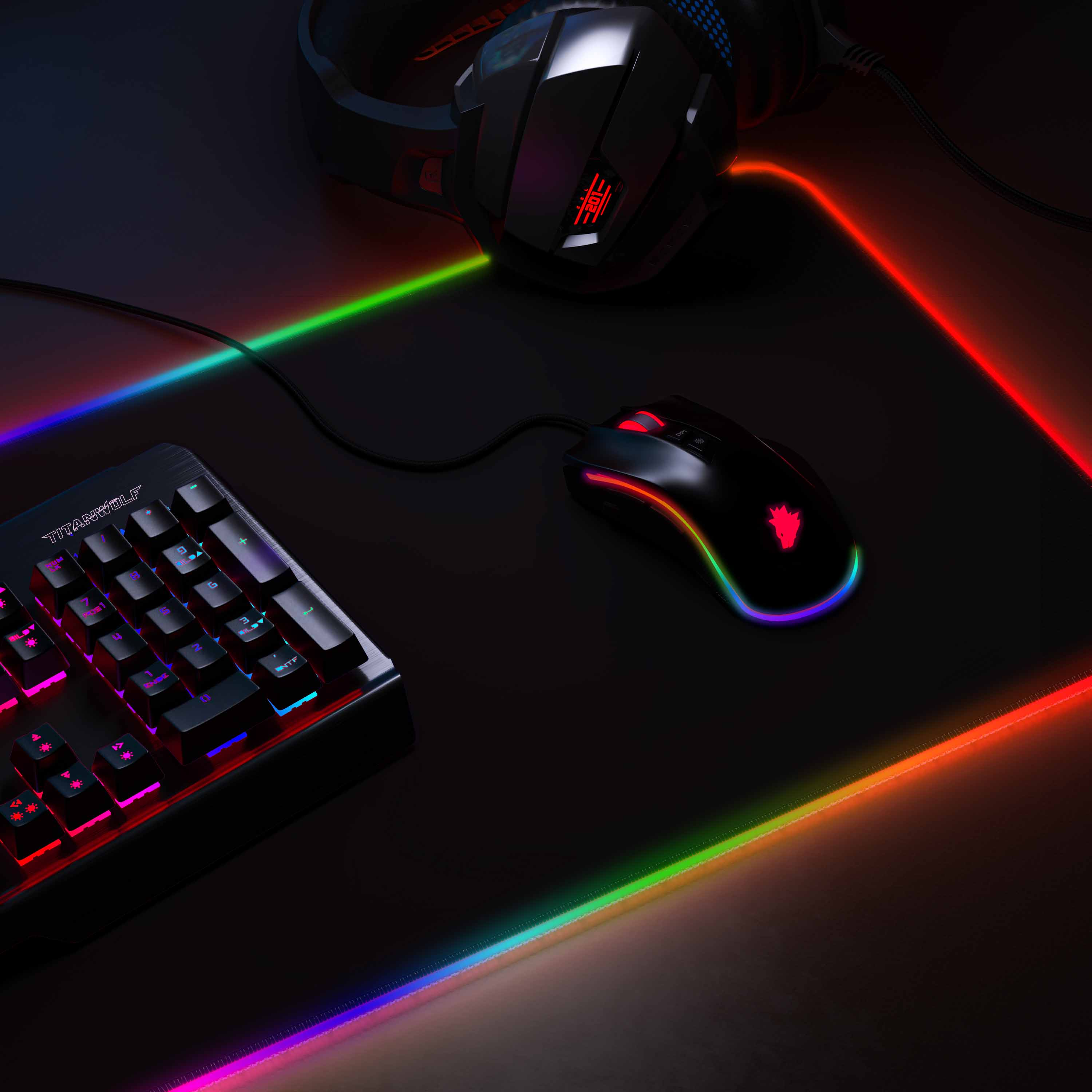 Gaming-Setup: Tastatur, Maus und Kopfhörer auf schwarzem Mauspads mit bunten Lichtern.