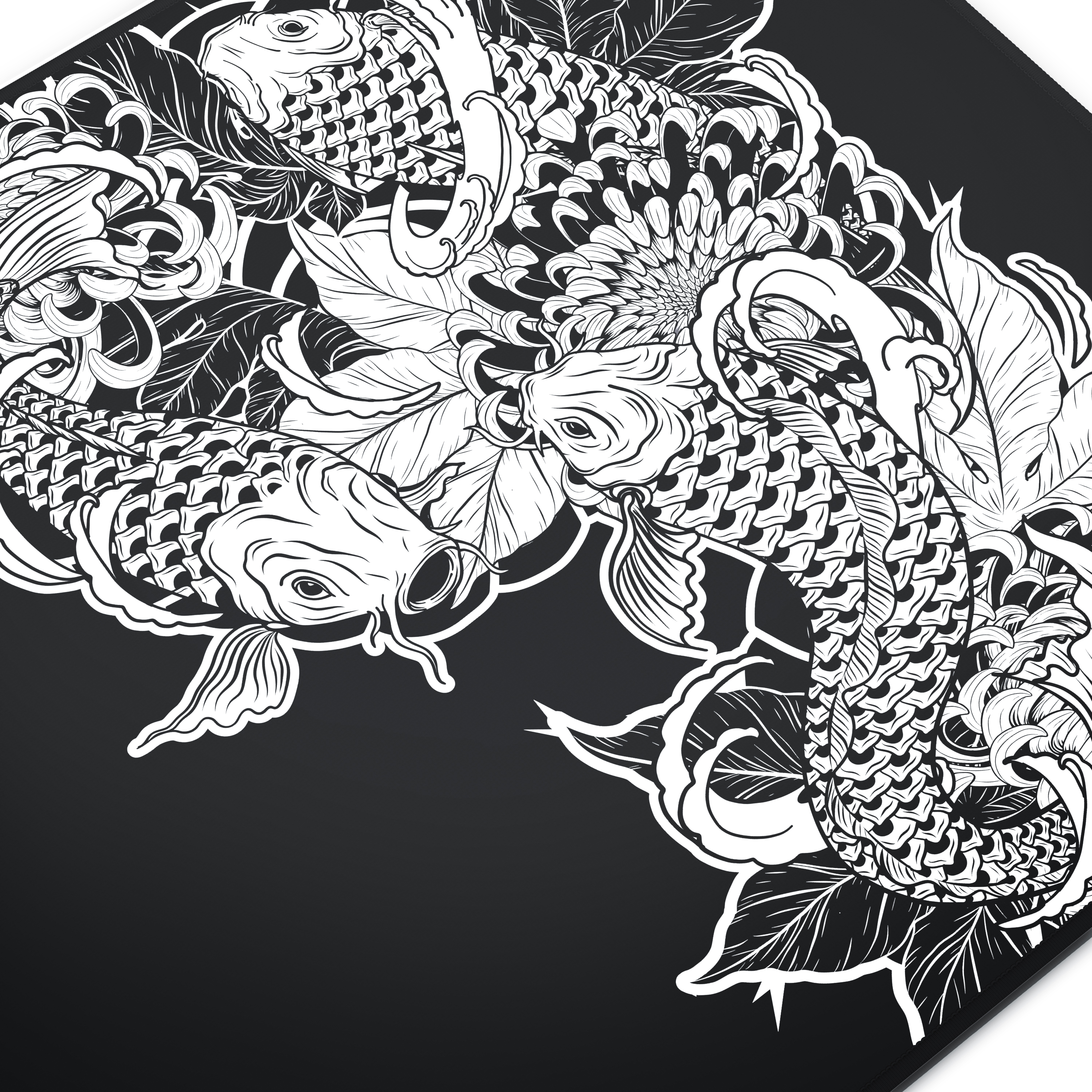 Schwarzes Mauspad mit Koi-Fischen und floralem Design in weißer Tinte.