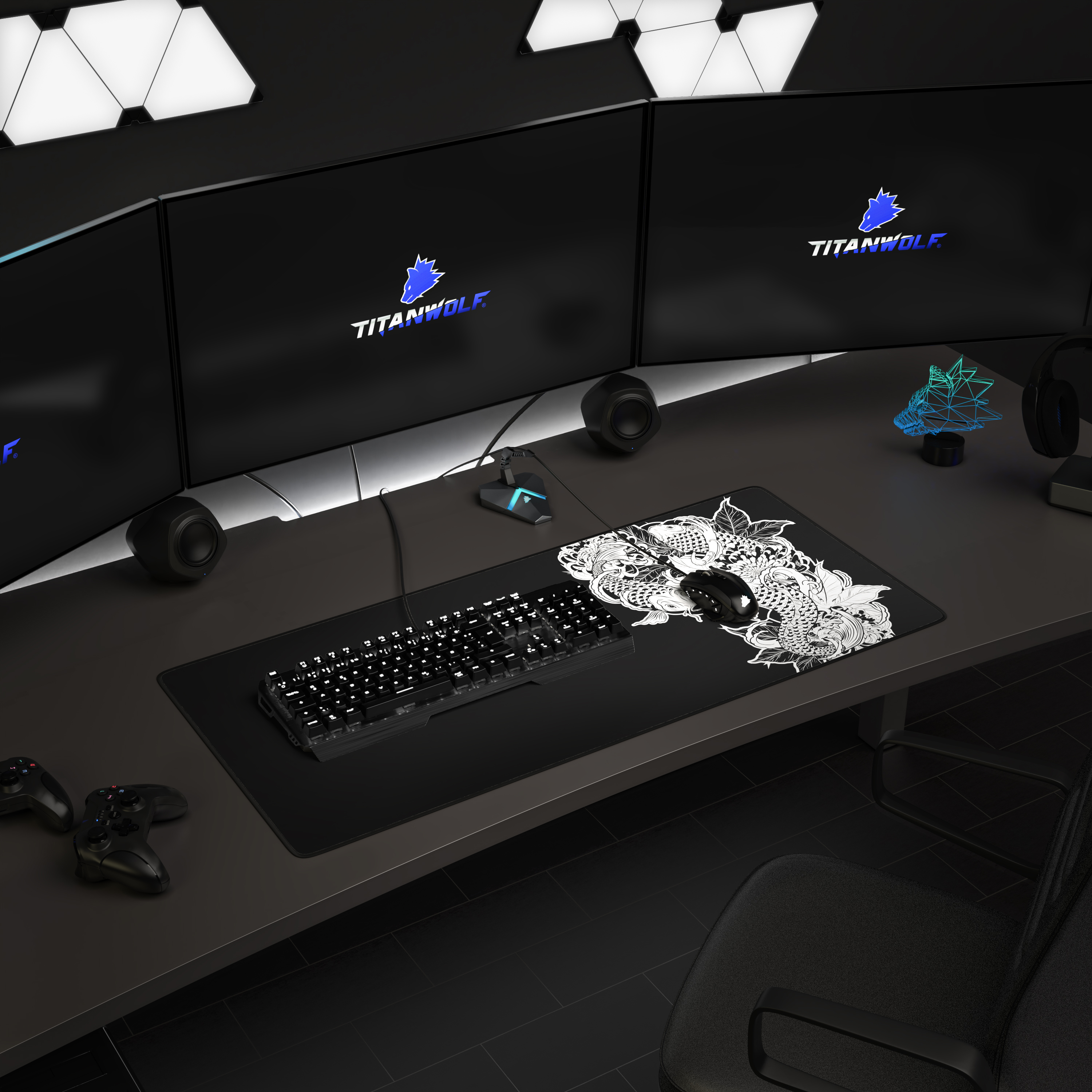 Gaming-Setup mit Maus, Tastatur und drei Monitoren. Mauspad mit Design. Titanwolf Logo.