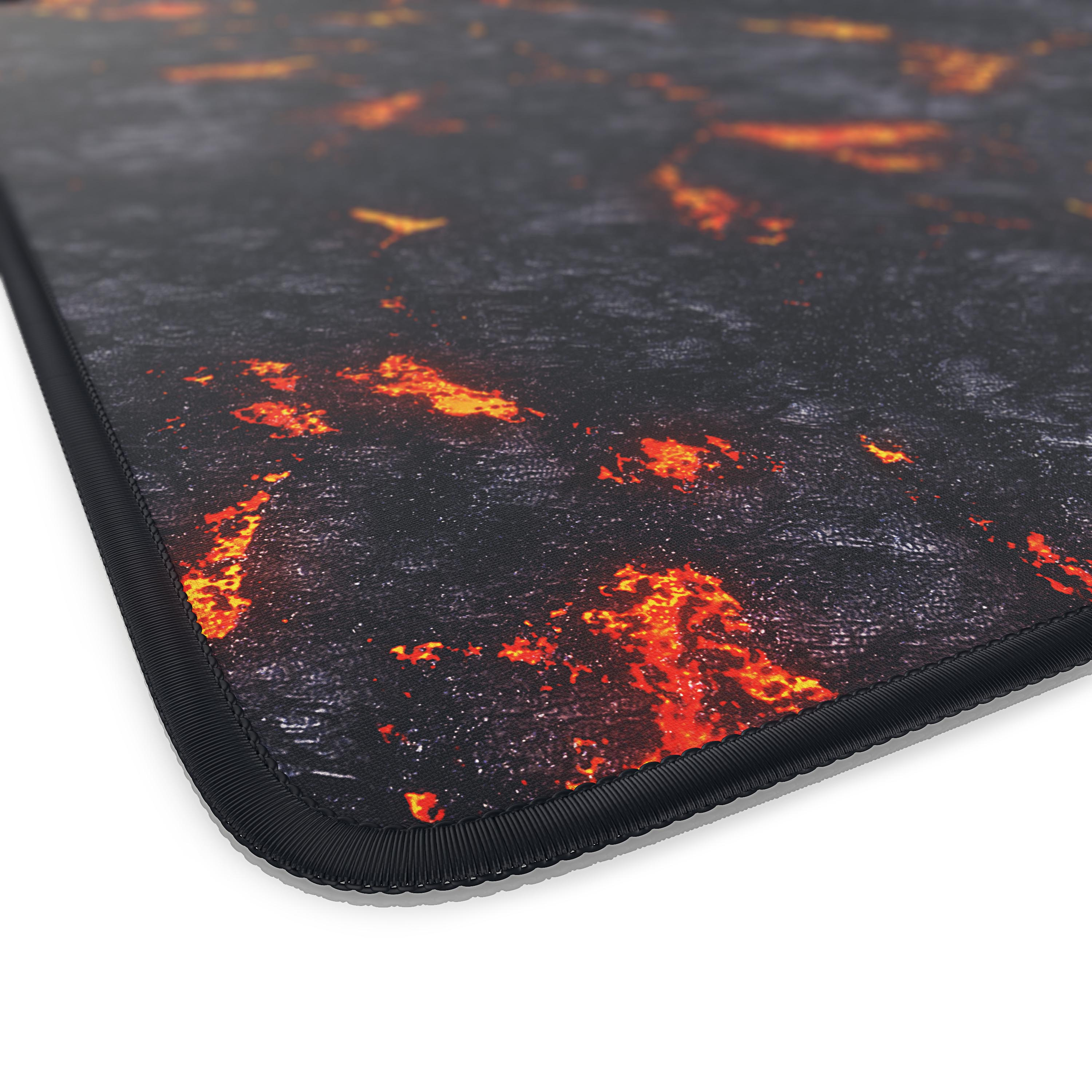 Nahaufnahme eines schwarzen Gaming-Mauspads mit einem dunklen, lavaartigen Design.