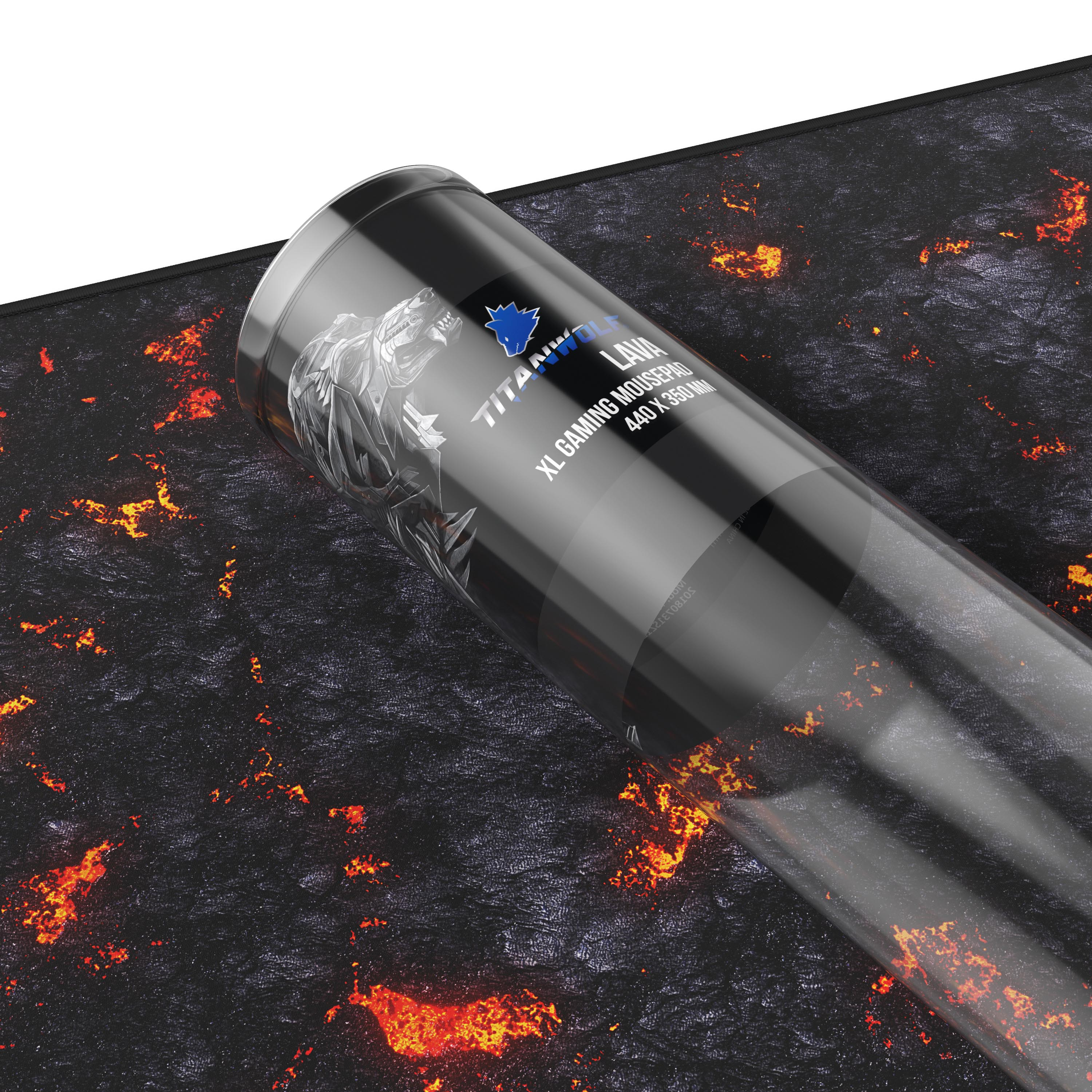 Gerollte Gaming-Mauspad mit Lava-Design. Eine transparente Röhre zeigt die Marke. Schwarz und Rot dominieren.