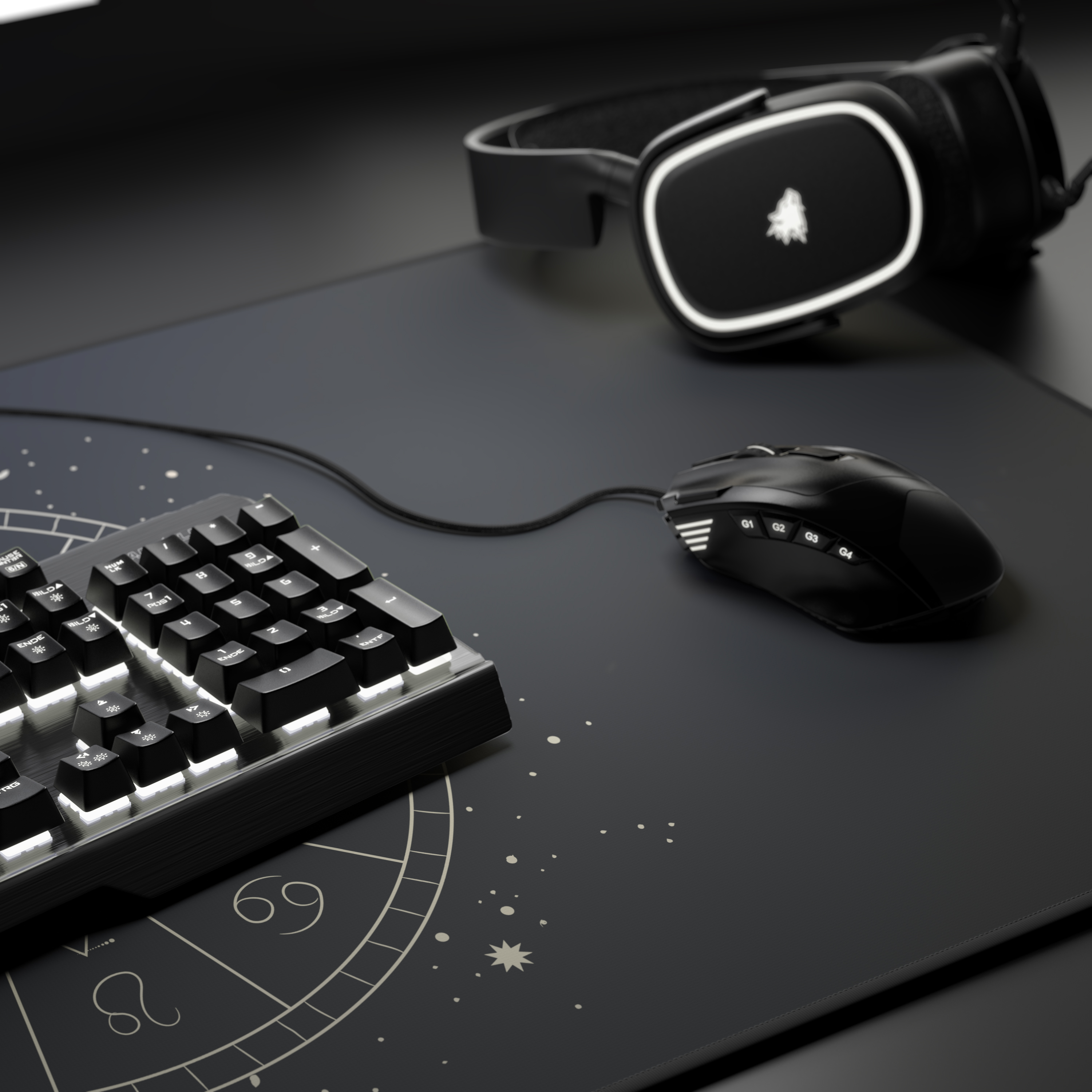 Eine schwarze Tastatur, Maus und Headset liegen auf einem schwarzen Mauspad mit weißen Stern- und Liniendesigns.