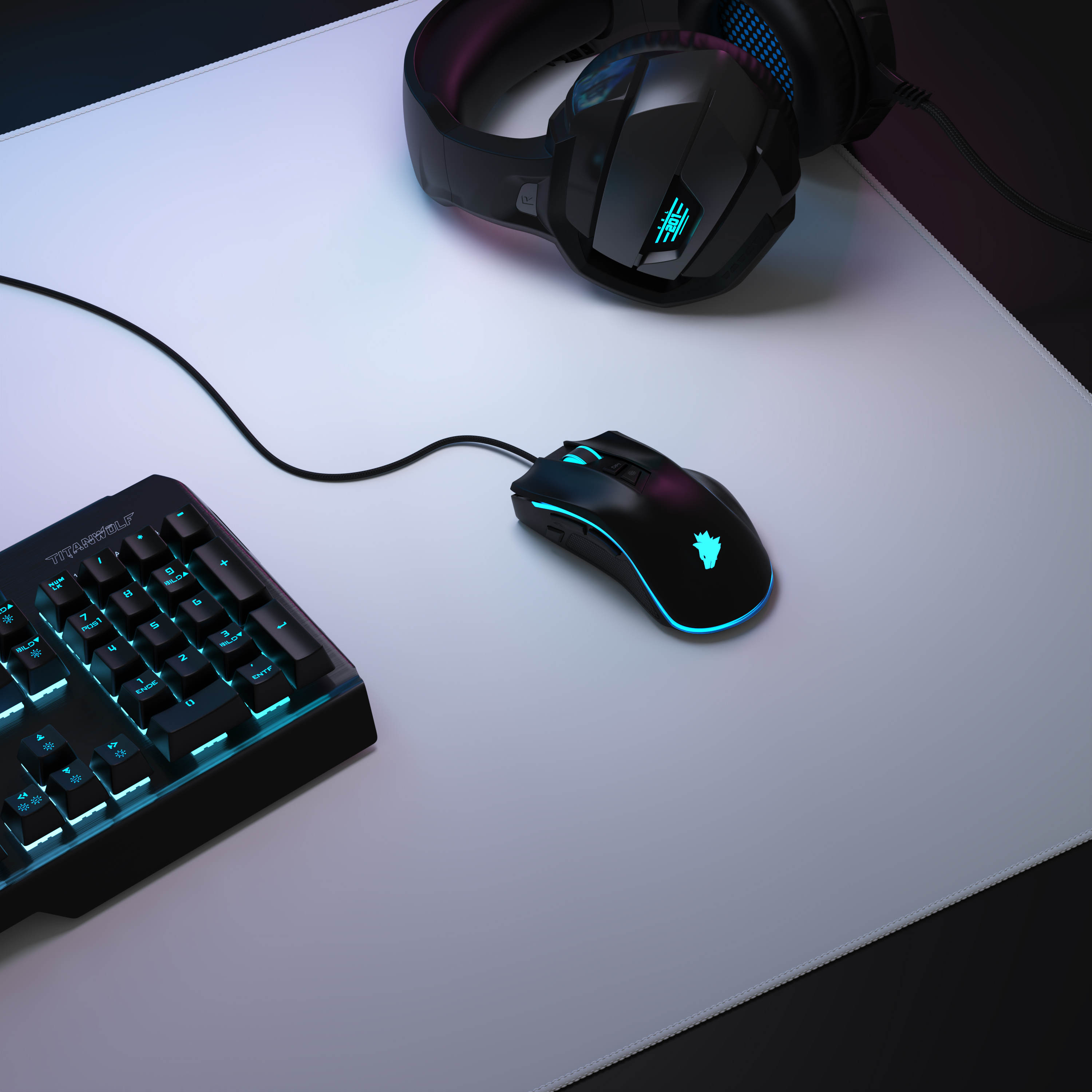 Nahaufnahme eines Gaming-Setups mit Tastatur, Maus und Headset auf weißer Oberfläche.