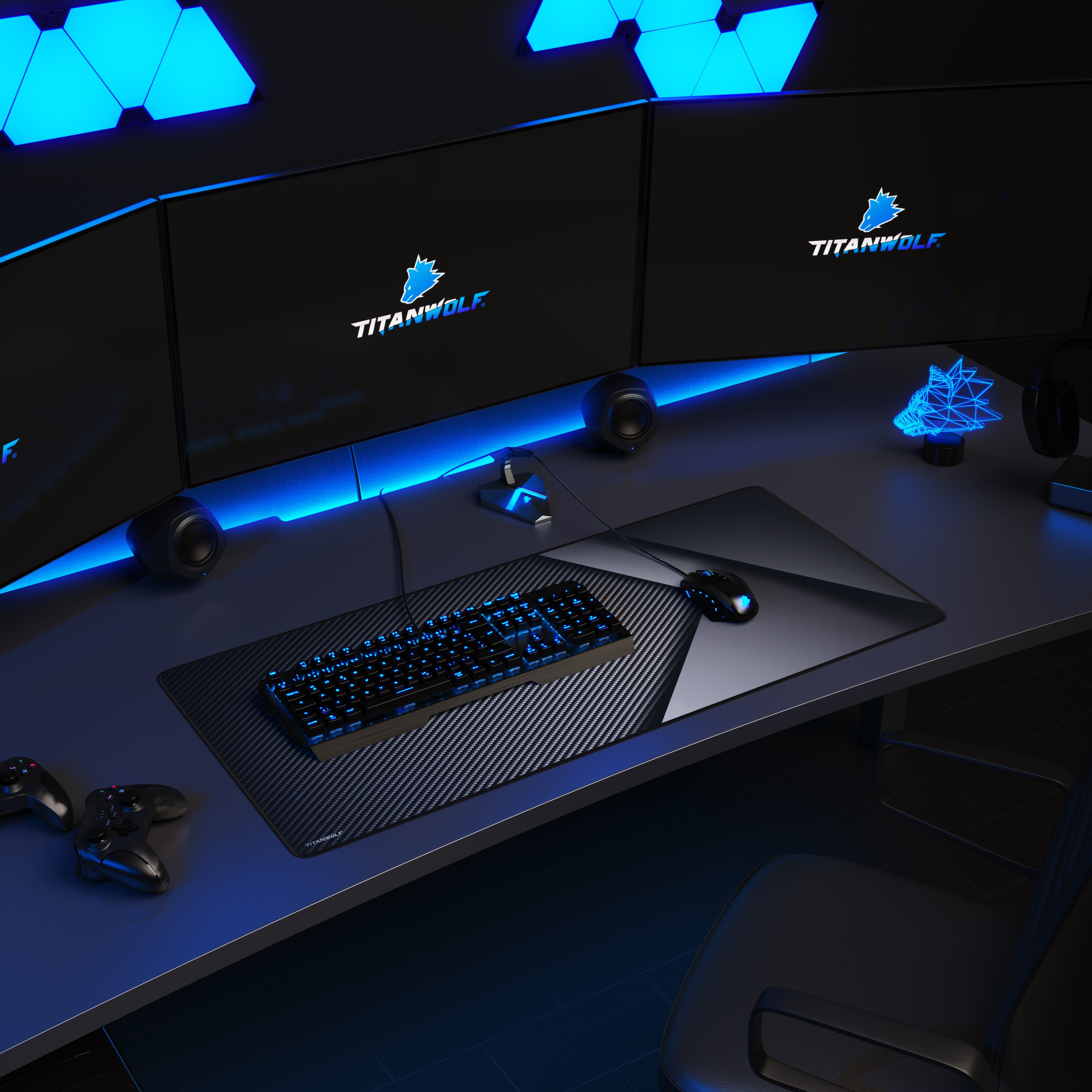Gaming-Setup mit drei Monitoren, Tastatur, Maus, Lautsprechern und Controllern. Blaue Lichter.