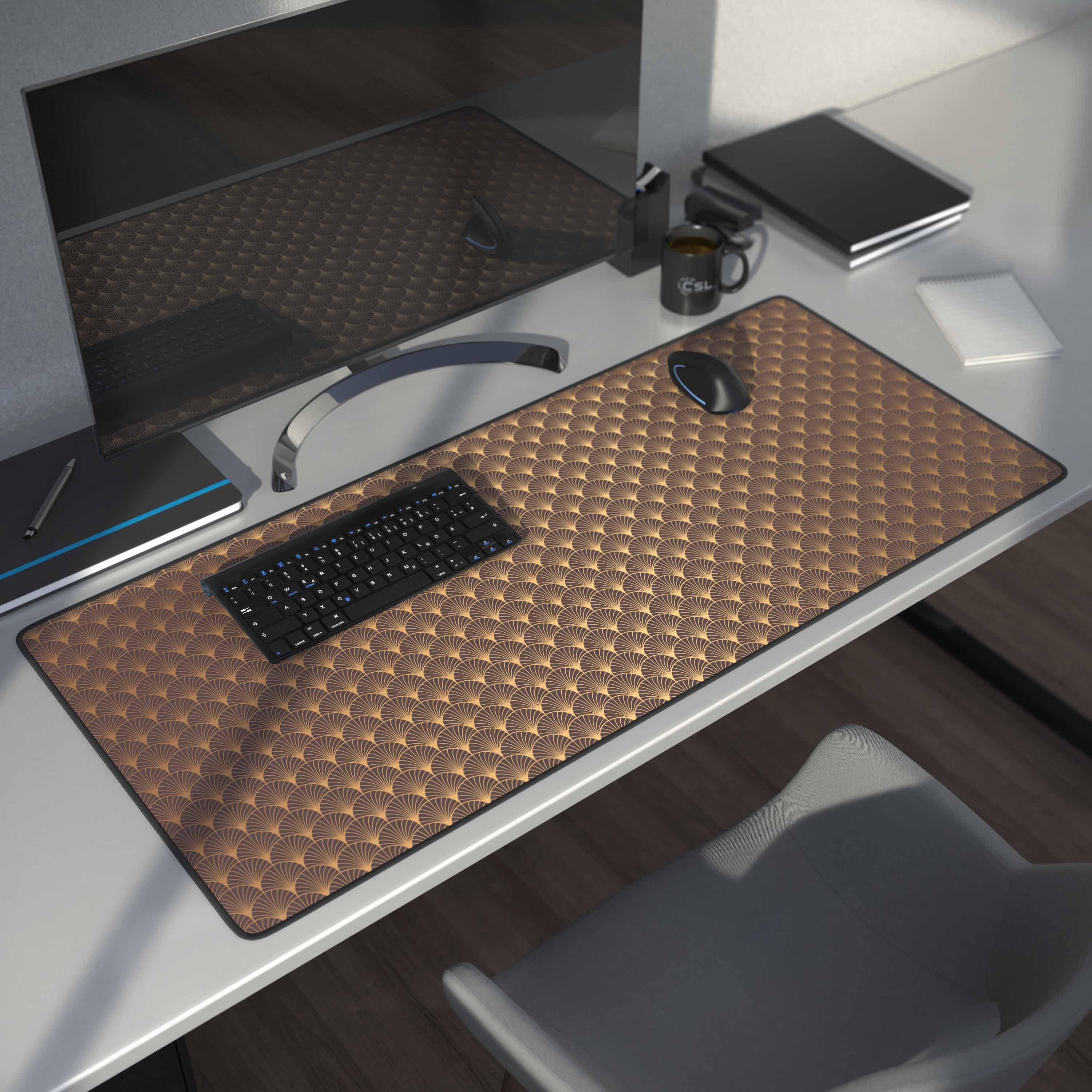 Schreibtisch mit Mauspad, Tastatur, Monitor, Kaffeetasse und Zubehör.