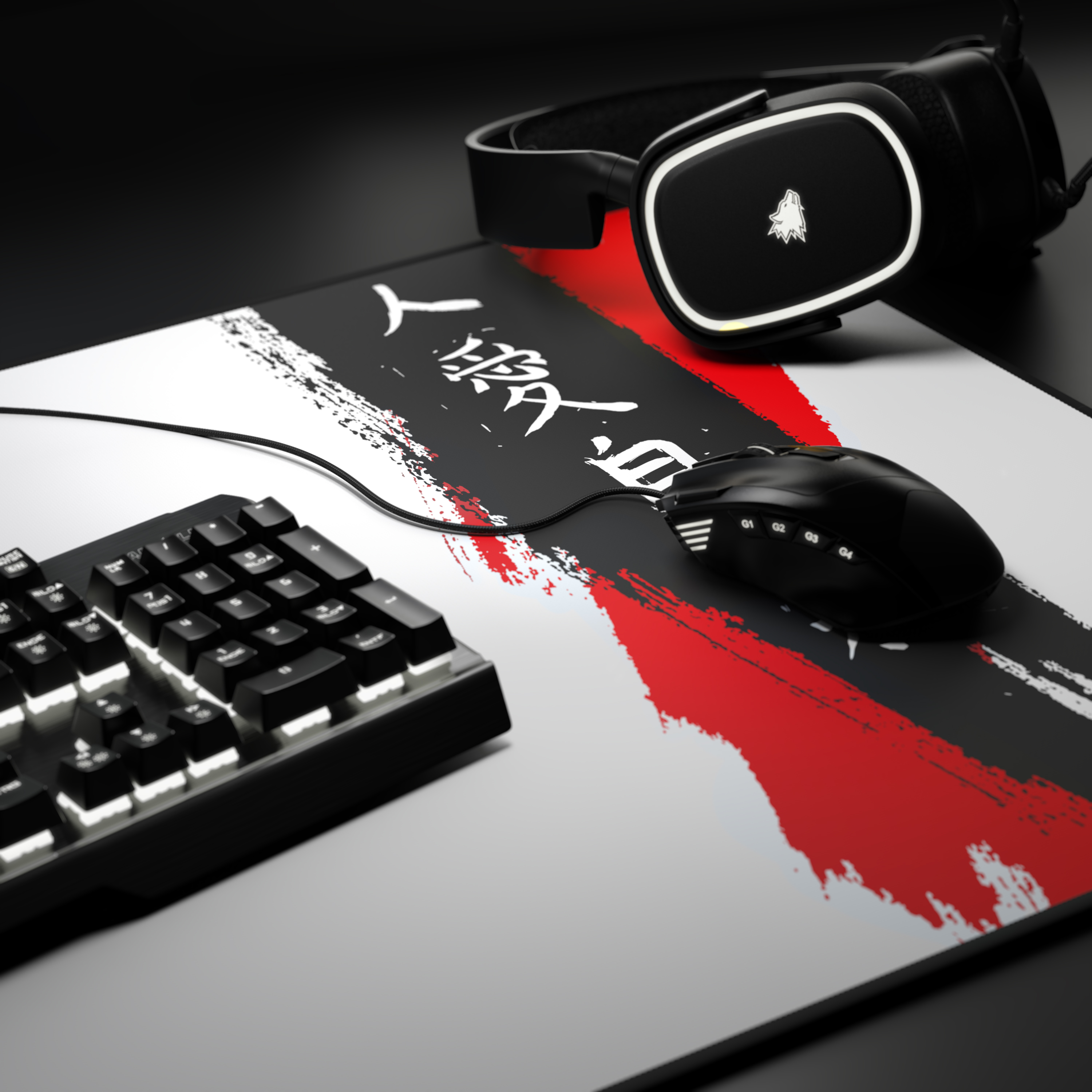 Gaming-Setup mit Tastatur, Maus und Headset auf einem Mauspad mit japanischem Textdesign.