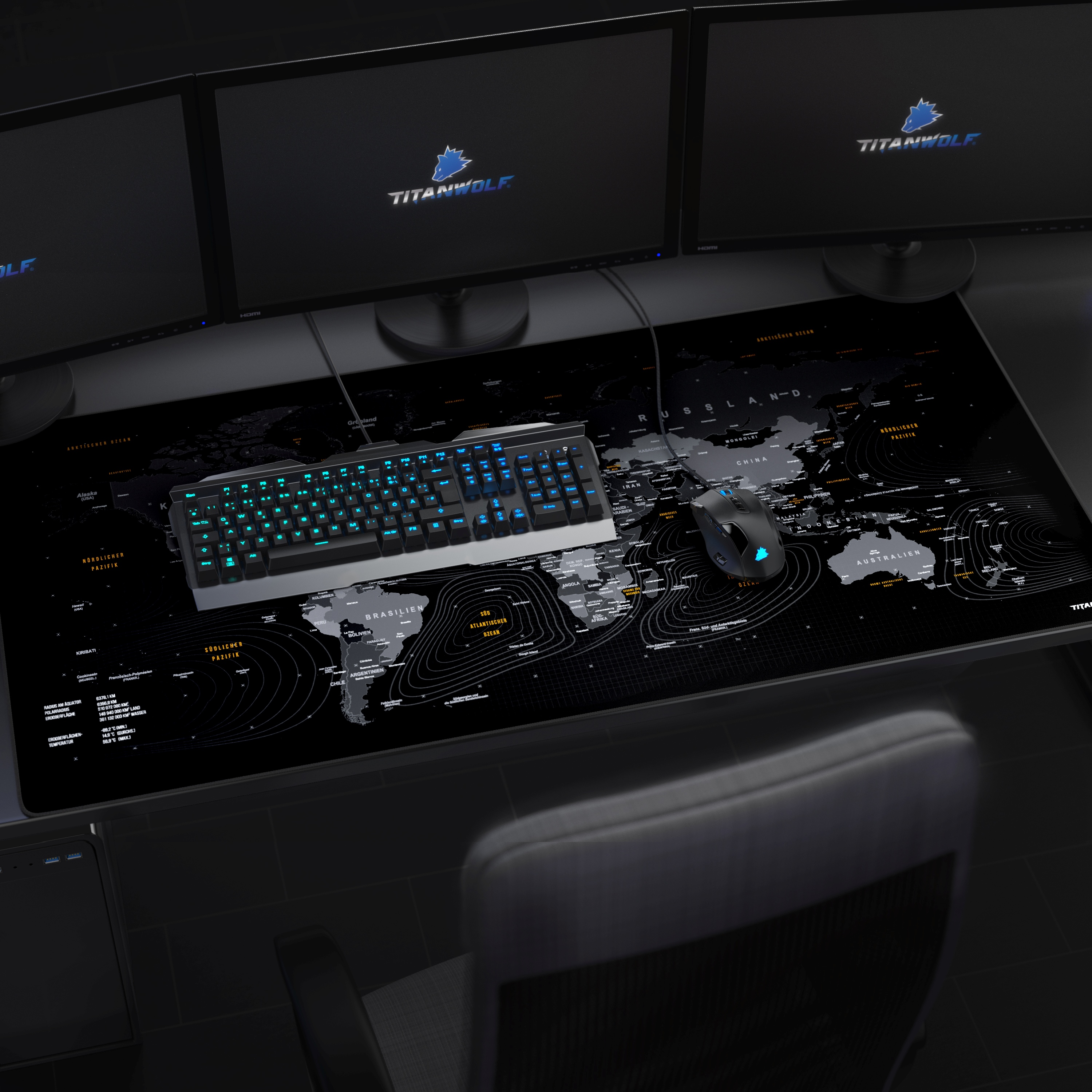 Ein Gaming-Mauspad mit Weltkarten-Design. Eine Tastatur und Maus liegen darauf.