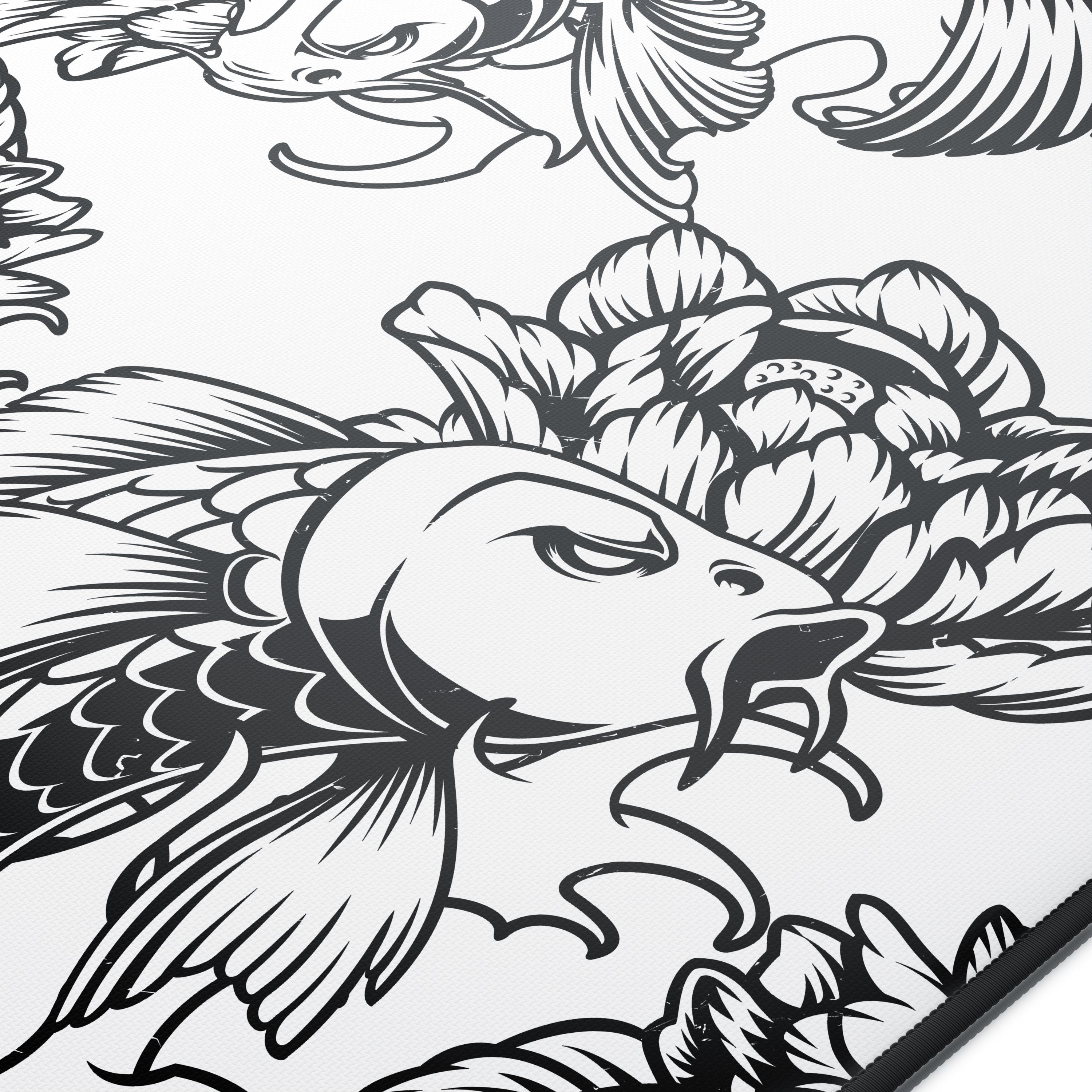 Mauspad mit Koi-Fischen und floralen Mustern. Schwarz-Weiß-Design. Nahansicht.
