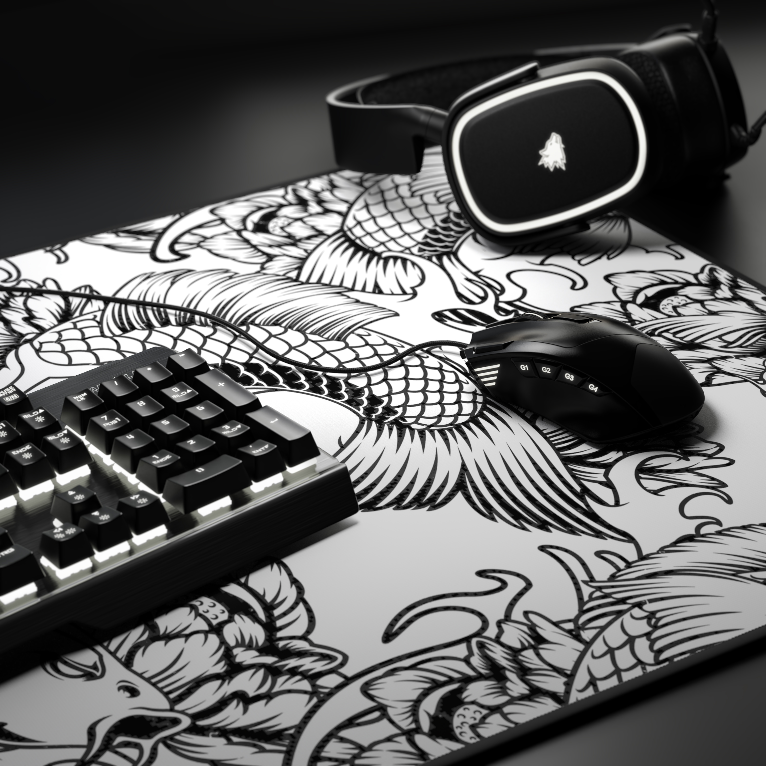 Tastatur, Maus und Headset auf einem Mousepad mit schwarz-weißem Blumendesign. Schwarzer Hintergrund.