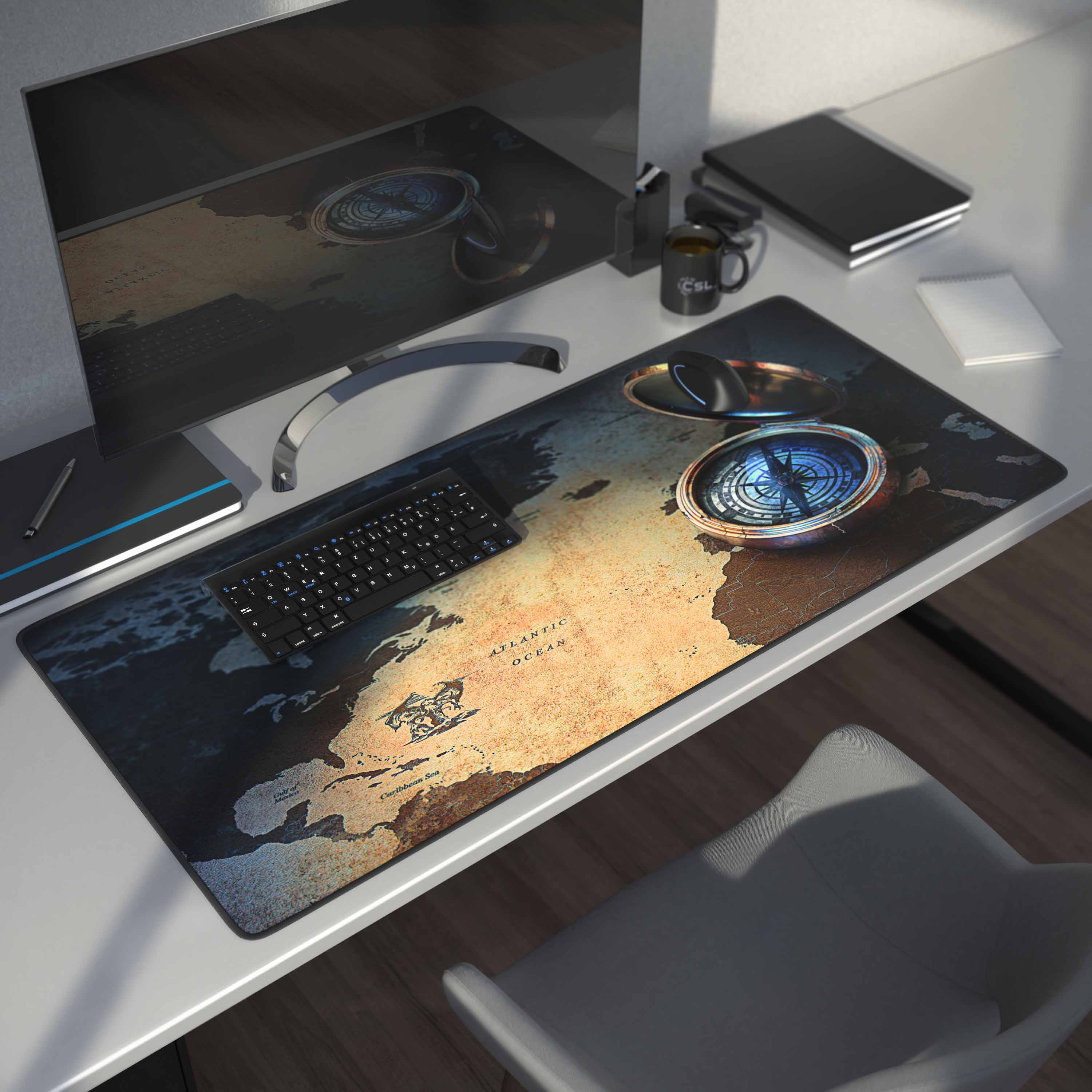 Bildschirm, Tastatur und Maus, Kaffeetasse und Mousepad mit Kartendesign. Weißer Schreibtisch.