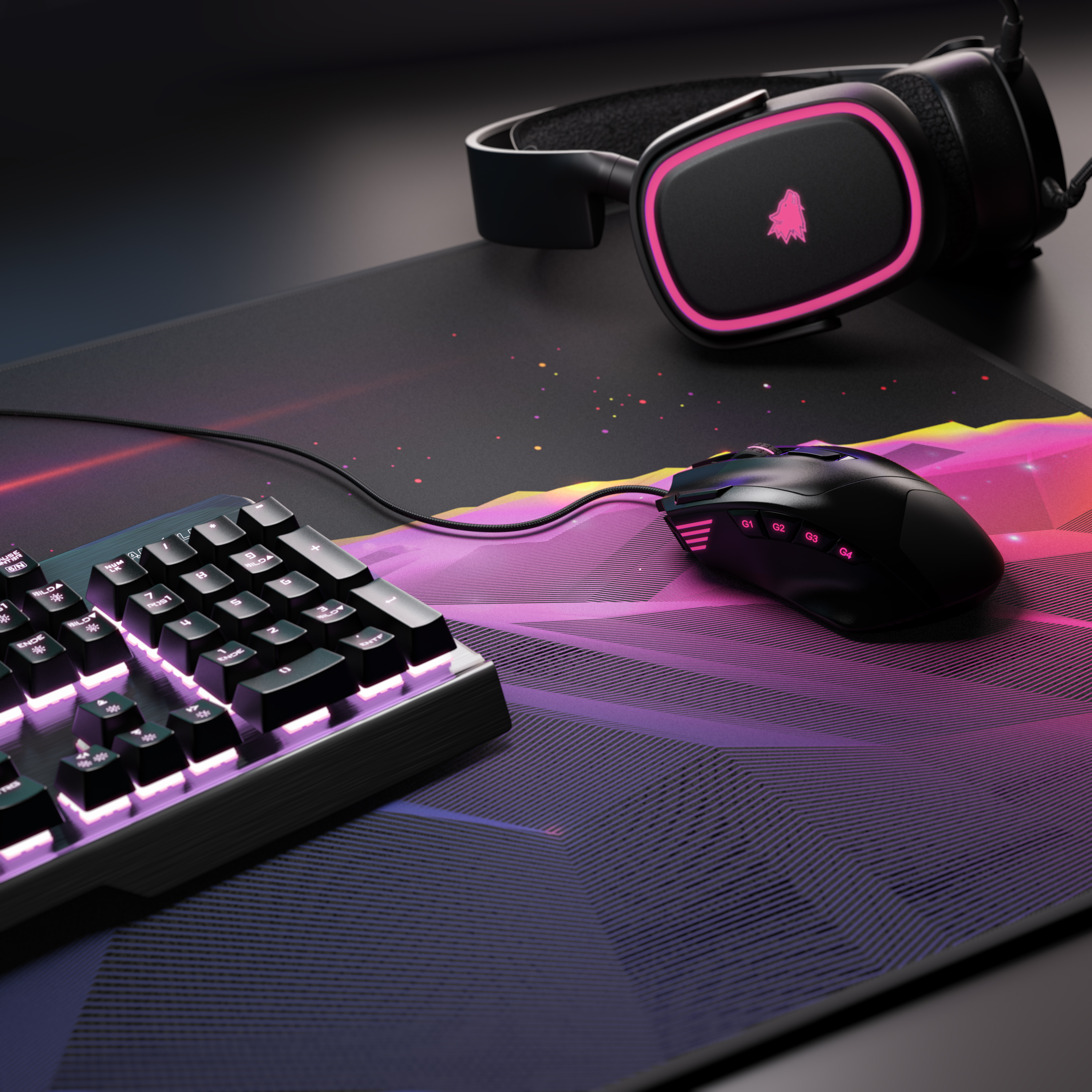 Eine schwarze Tastatur, Maus und Headset liegen auf einem schwarzen Mauspad mit rosa und lila Designs.