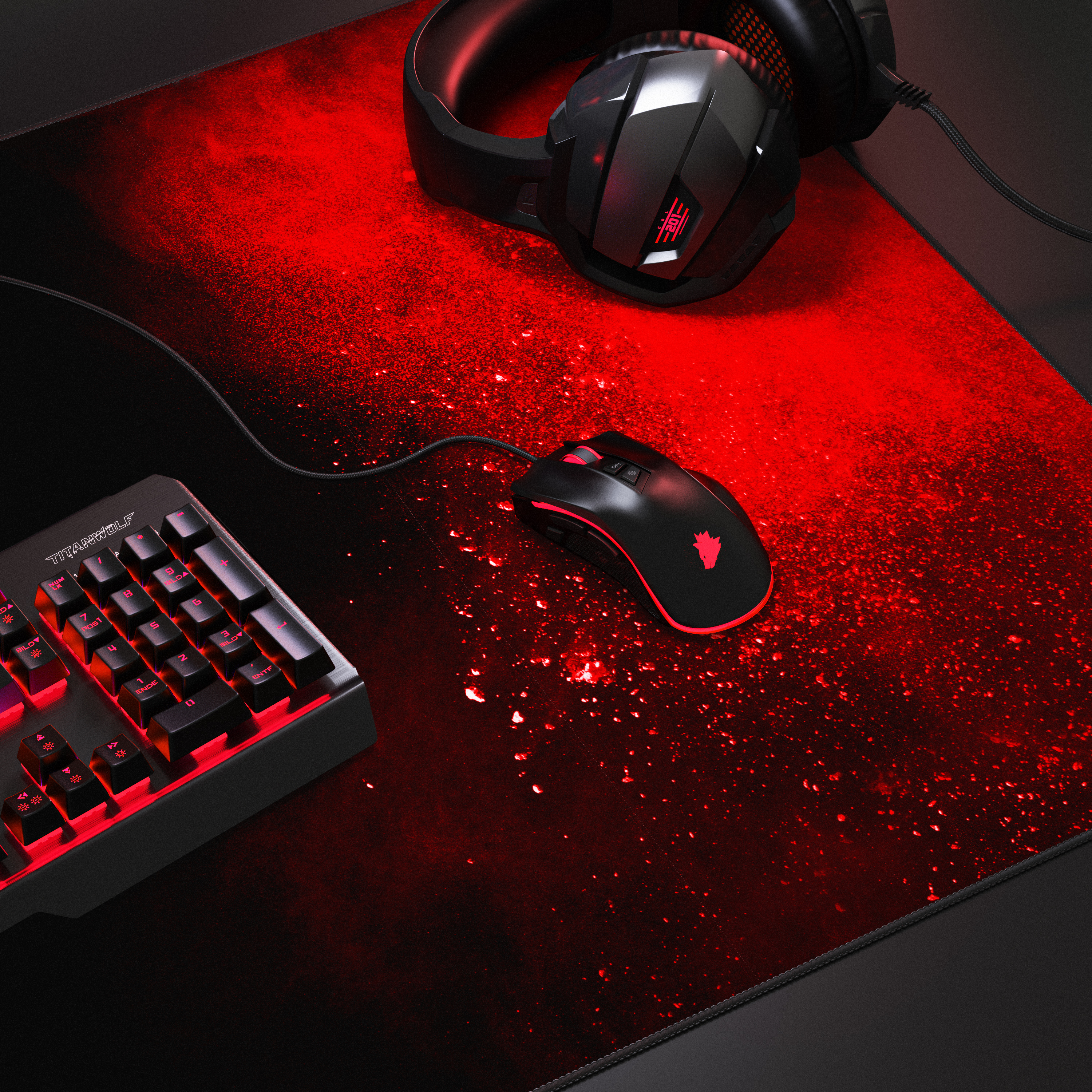 Gaming-Setup: Tastatur, Maus und Kopfhörer auf einem rot gemusterten Mauspad, mit schwarzem Hintergrund.