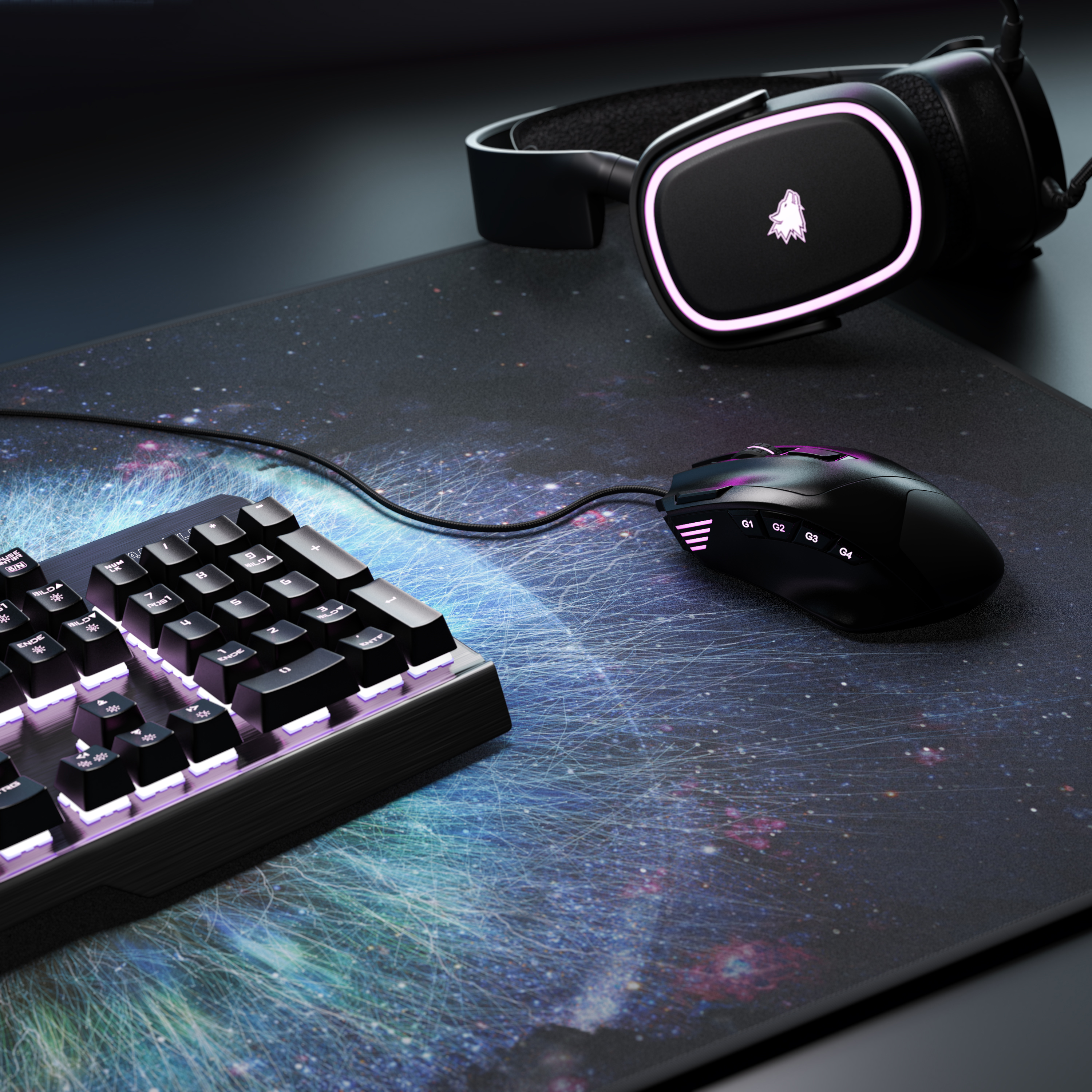 Gaming-Setup: Tastatur, Maus und Headset auf einem Mousepad mit Weltraumthema. Schwarzer Hintergrund.