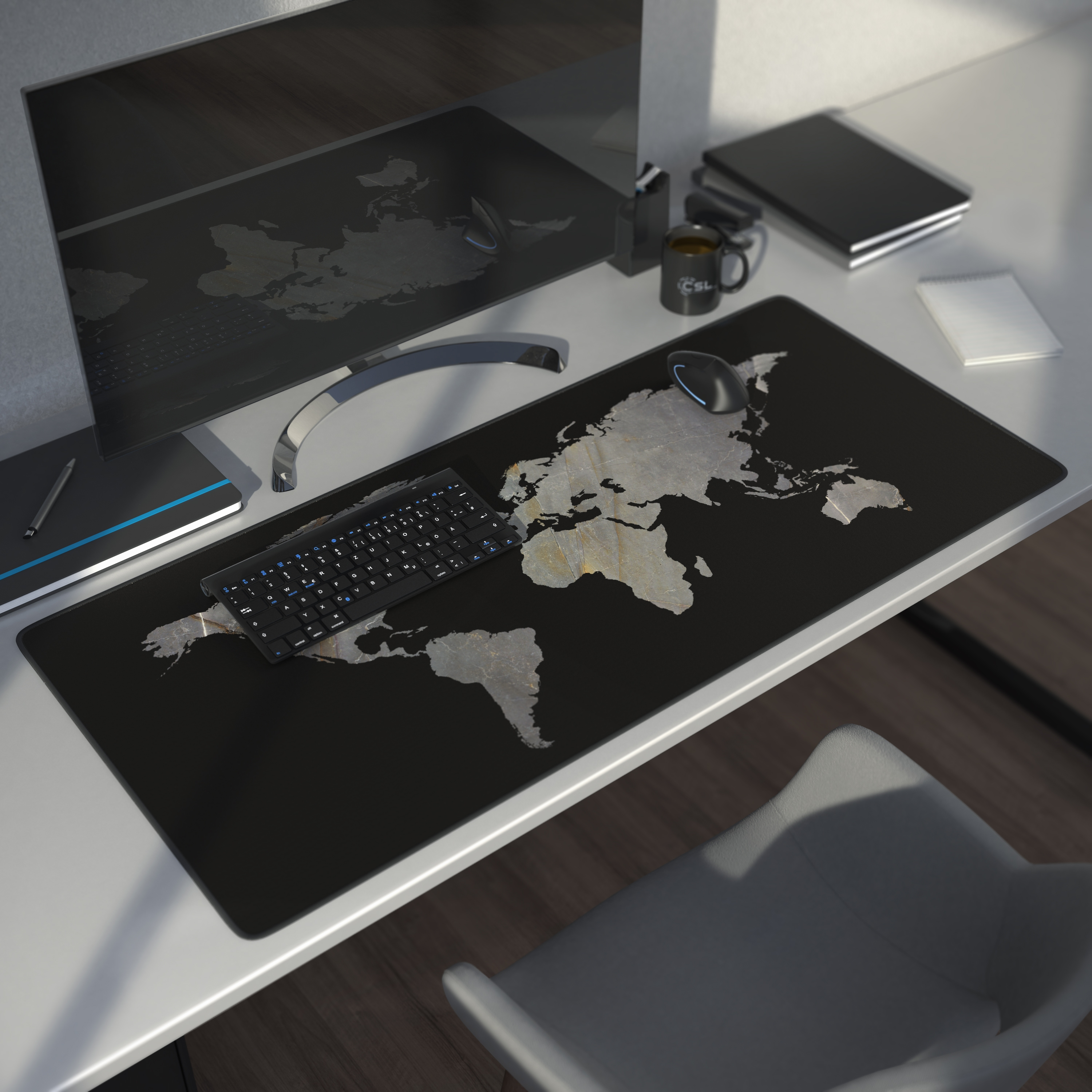 Gaming-Mauspad auf einem Schreibtisch mit Tastatur, Maus und Monitor, die eine Weltkarte anzeigen.
