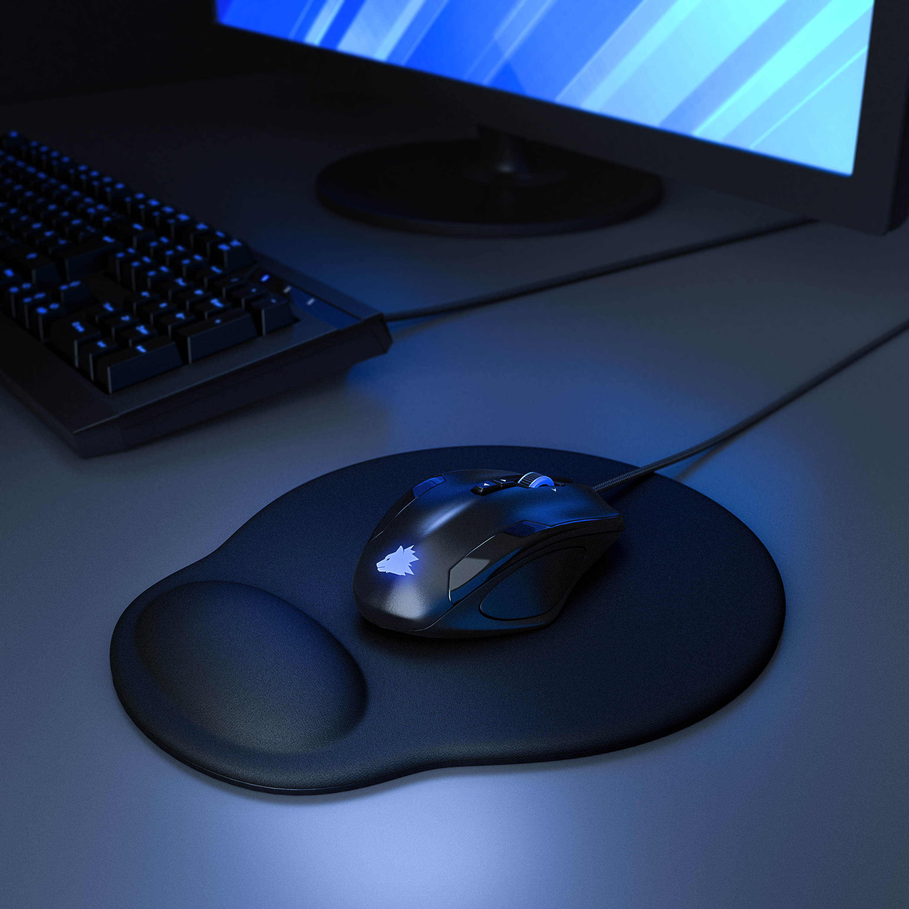 Eine schwarze Maus und ein Mauspad auf einem Schreibtisch. Eine Tastatur befindet sich im Hintergrund mit einem Monitor.