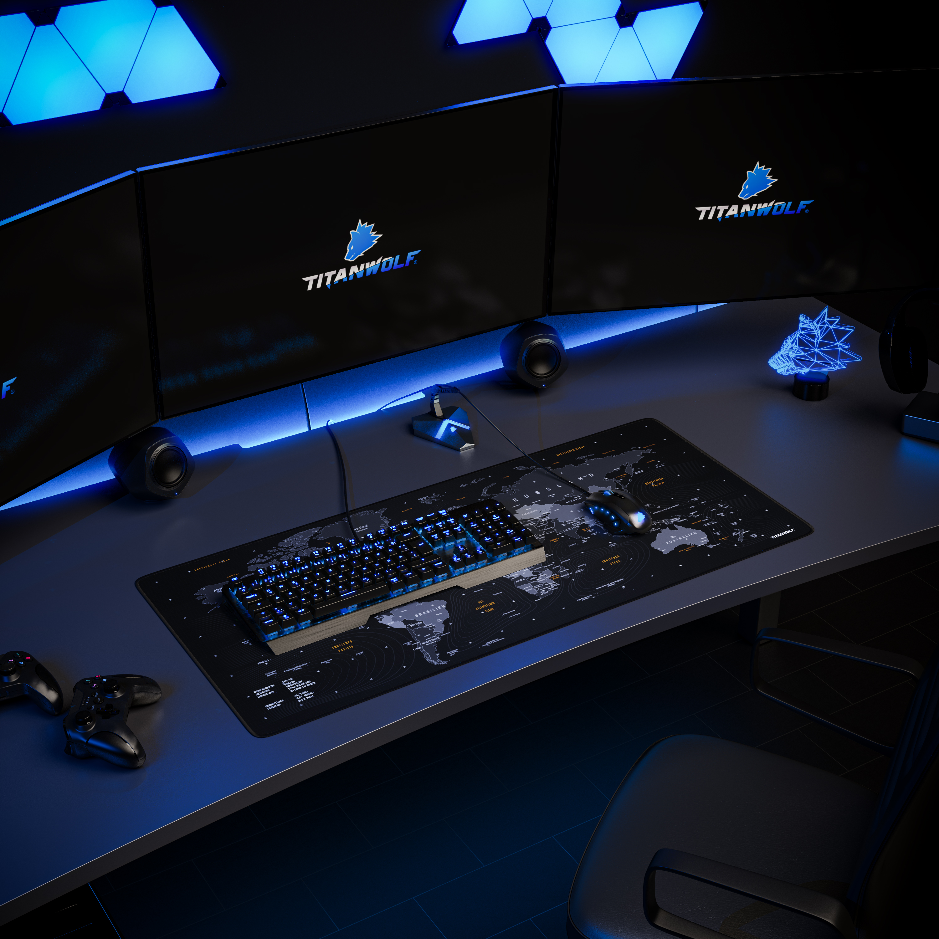 Gaming-Setup. Schwarzer Schreibtisch mit Tastatur, Maus und Mauspad. Drei Monitore. Schwarzer Hintergrund. Blaues Licht.